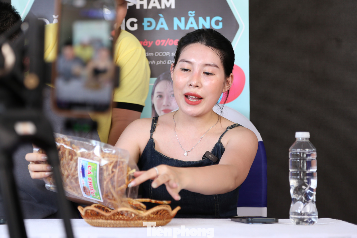 “Qua các hoạt động tập huấn, tổ chức phiên livestream bán hàng và các hoạt động hỗ trợ tiếp theo, Sở sẽ đồng hành, hỗ trợ các hộ tiểu thương trên hành trình chuyển đổi số, giúp bà con biết cách thức sử dụng các công nghệ livestream để kết nối với khách hàng, cách tạo ra các nội dung hấp dẫn và cách thức quản lý các giao dịch mua bán trực tuyến”, ông Trừ nói.