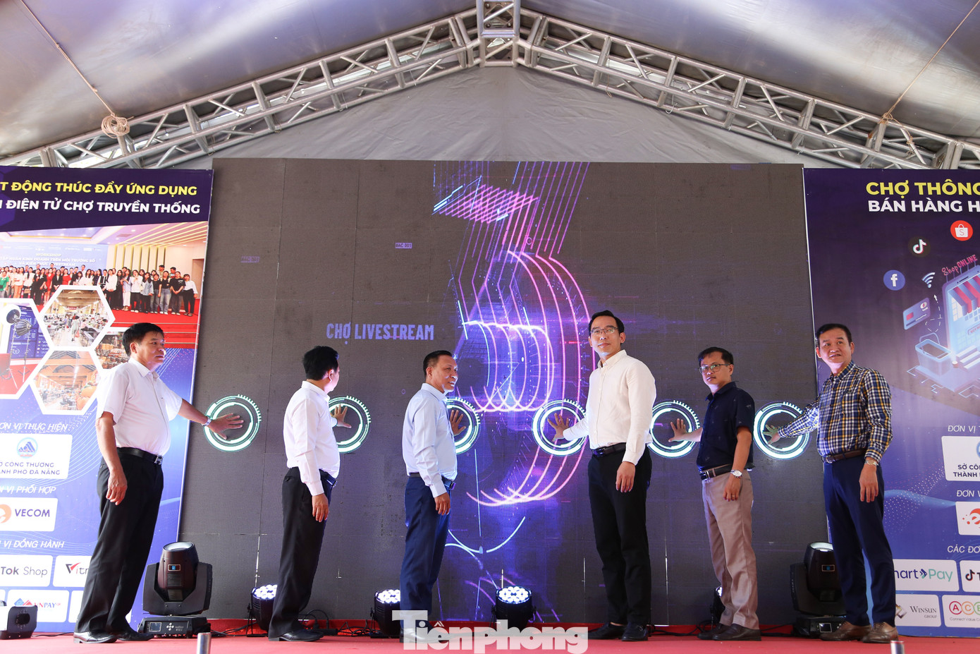 Ngày 7/6, Sở Công Thương TP. Đà Nẵng phối hợp với Hiệp hội Thương mại điện tử Việt Nam tổ chức lễ phát động Chợ livestream bán hàng - Đà Nẵng 2024 với sự tham gia của gần 100 tiểu thương các chợ truyền thống trên địa bàn. (Ảnh: Giang Thanh).