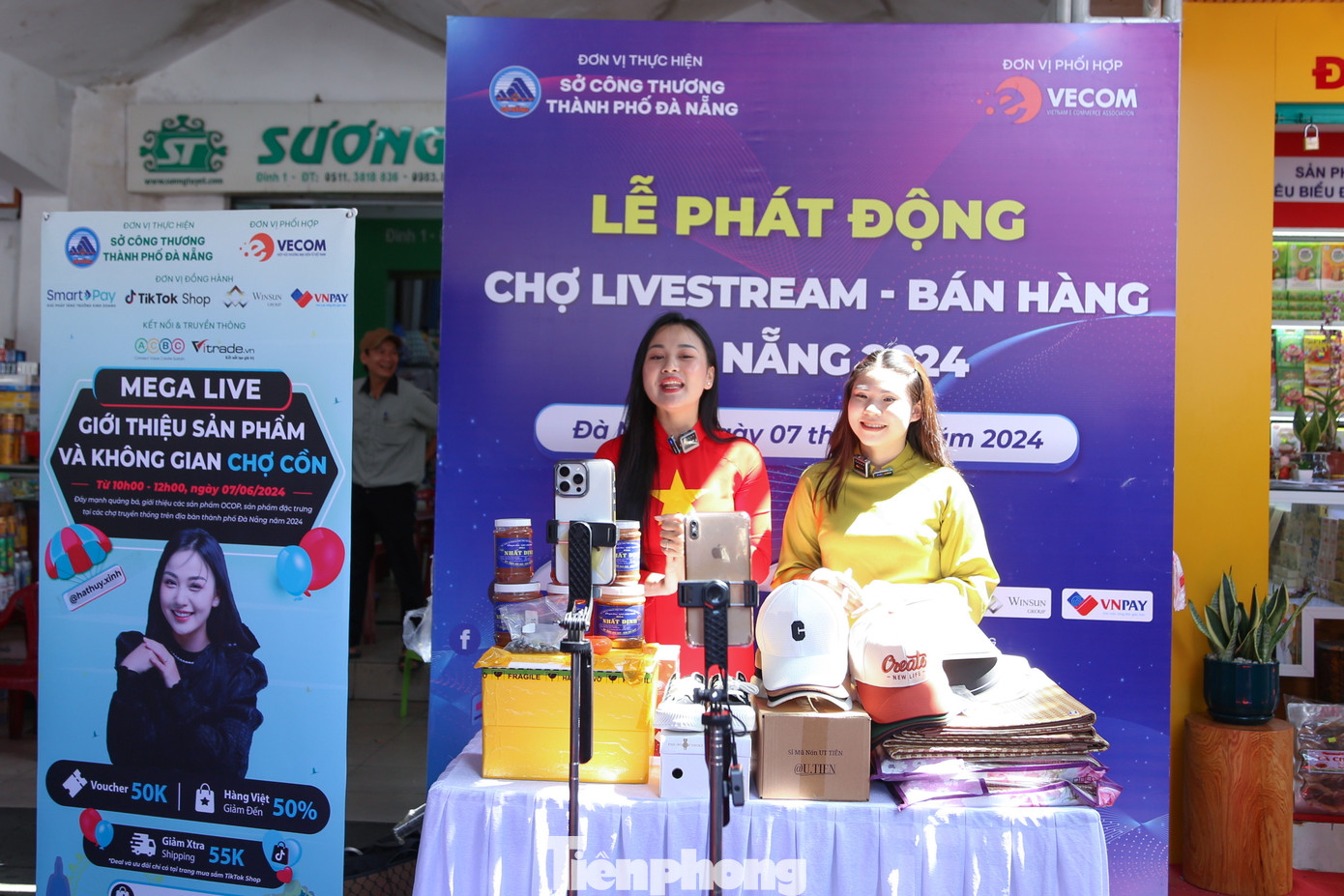 Để chuẩn bị cho phiên Megalive tại khu vực cổng chính chợ Cồn - một trong những chợ truyền thống lớn nhất Đà Nẵng, trước đó, các tiểu thương từ các chợ đã gửi hàng hóa để Ban tổ chức lựa chọn.