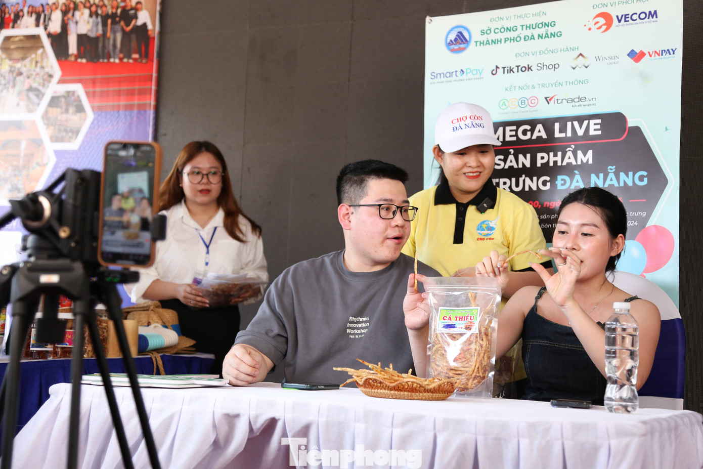 Từ sáng sớm, các tiểu thương chợ truyền thống đã có mặt để chuẩn bị hàng hóa, trao đổi về sản phẩm, giá cả với các tiktoker để chuẩn bị cho phiên bán hàng trực tiếp đầu tiên.