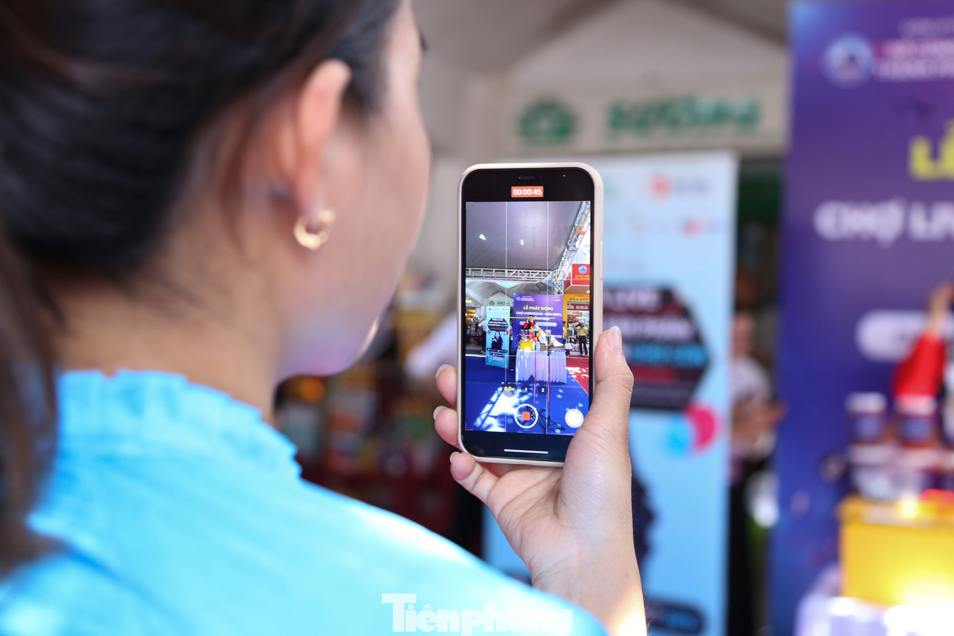 Dù lớn tuổi, nhưng bà Định cập nhật rất nhanh xu hướng bán hàng trên các kênh trực tuyến. “Tôi bán các loại mắm trên facebook, zalo. Thỉnh thoảng, tôi cũng livestream trên đó để bạn bè, người quen ở các tỉnh, thành khác biết và đặt mua. Tôi thấy đây là kênh bán hàng hiệu quả nên khi thông tin từ Sở Công Thương, tôi đăng ký các buổi tập huấn livestream bán hàng để biết và sau này có thể áp dụng”, bà Định nói.