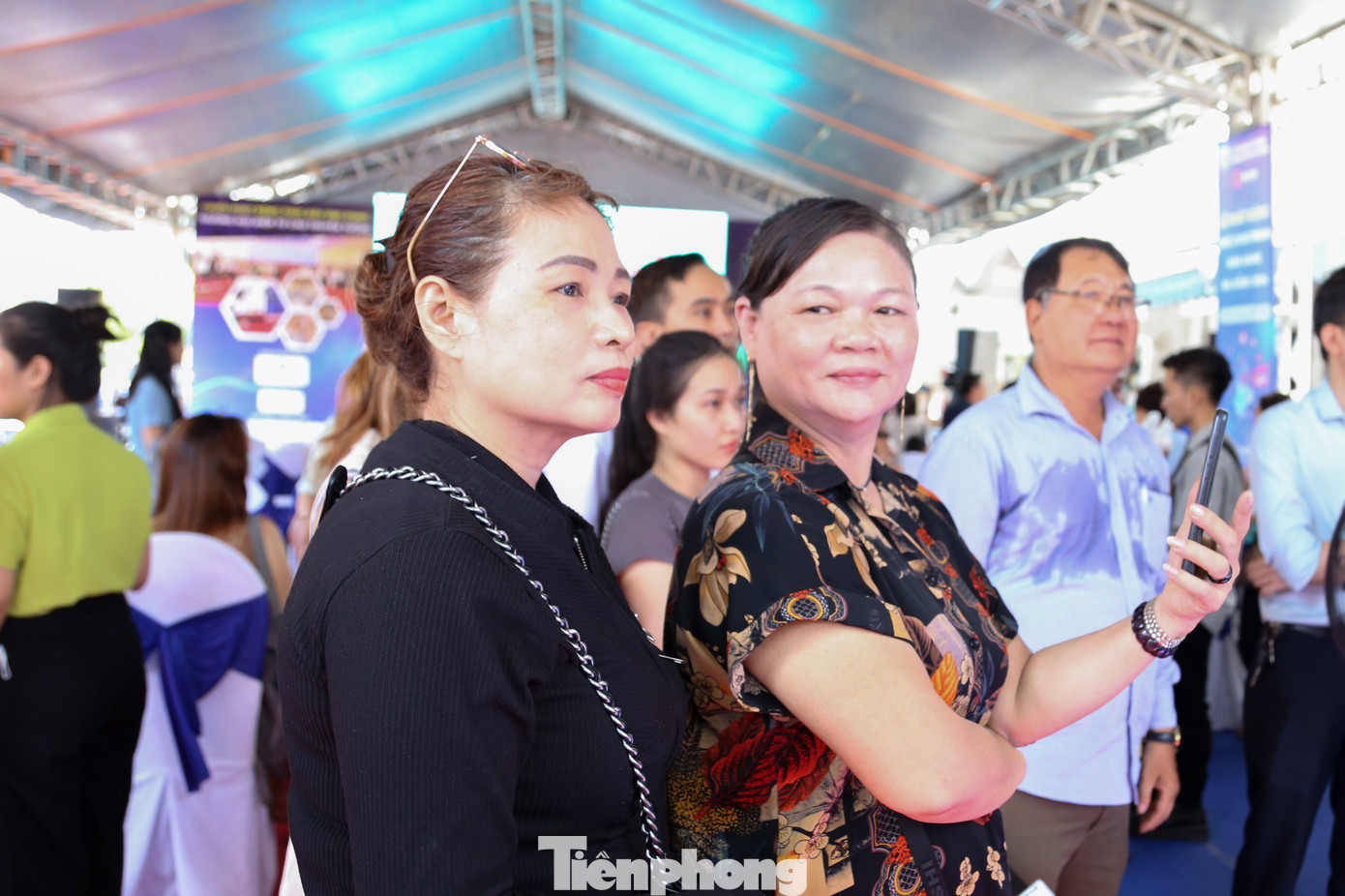 Lần này, bà Vũ Thị Định (tiểu thương Chợ Lệ Trạch, xã Hòa Tiến, huyện Hòa Vang, bên phải) có các sản phẩm mắm truyền thống Đà Nẵng được lựa chọn đến bán trên phiên livestream. Khi các TikToker bán hàng, bà cũng lấy điện thoại và phát trực tiếp trên facebook cá nhân để quảng bá.