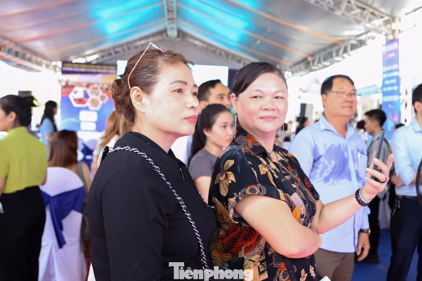 Lần này, bà Vũ Thị Định (tiểu thương Chợ Lệ Trạch, xã Hòa Tiến, huyện Hòa Vang, bên phải) có các sản phẩm mắm truyền thống Đà Nẵng được lựa chọn đến bán trên phiên livestream. Khi các TikToker bán hàng, bà cũng lấy điện thoại và phát trực tiếp trên facebook cá nhân để quảng bá.