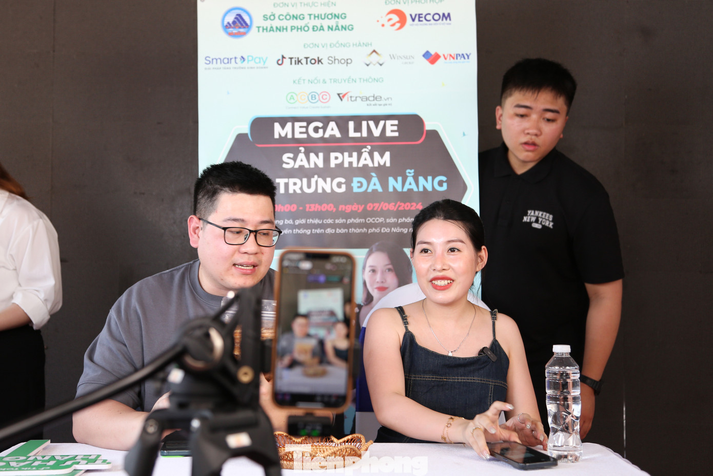 Theo ông Nguyễn Văn Trừ, Phó Giám đốc Sở Công Thương TP. Đà Nẵng, việc mua hàng trực tuyến đang trở thành một xu hướng không thể phủ nhận. Điều này đặt ra thách thức lớn nhưng cũng là cơ hội để tiểu thương các chợ truyền thống có thể tận dụng công nghệ số để phát triển kinh doanh, tiếp cận khách hàng mới và tạo ra những trải nghiệm mua sắm đặc biệt.