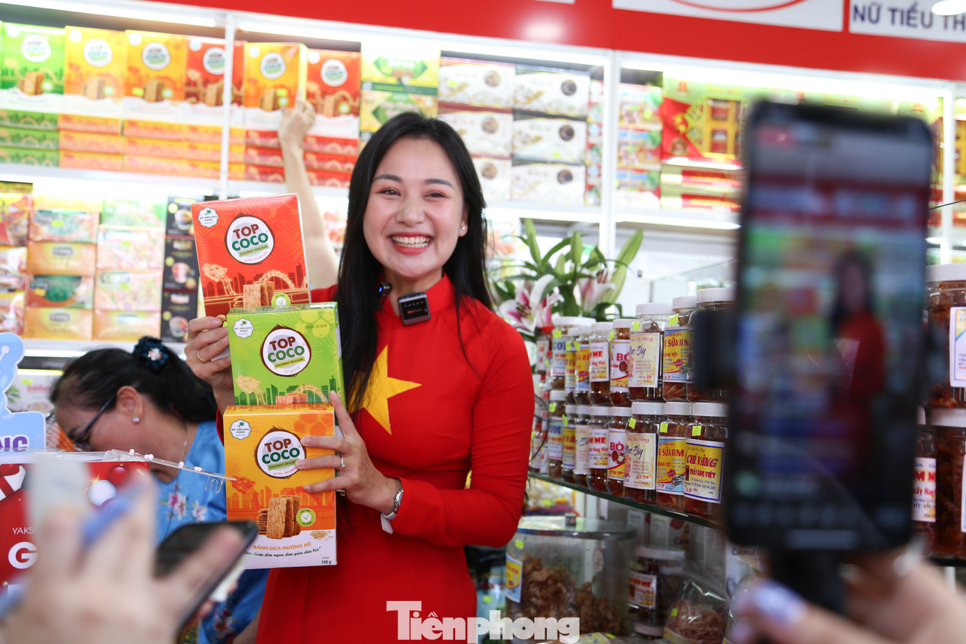 Khi sức mua ở chợ truyền thống giảm sút, bà Lê Thị Thanh Thủy (tiểu thương chợ Cồn) cũng tìm đến các kênh như facebook, zalo để bán các sản phẩm giày dép. Tuy biết các hình thức livestream bán hàng đang nổi, nhưng bà Thủy có phần e ngại bởi đã lớn tuổi và chậm cập nhật công nghệ.