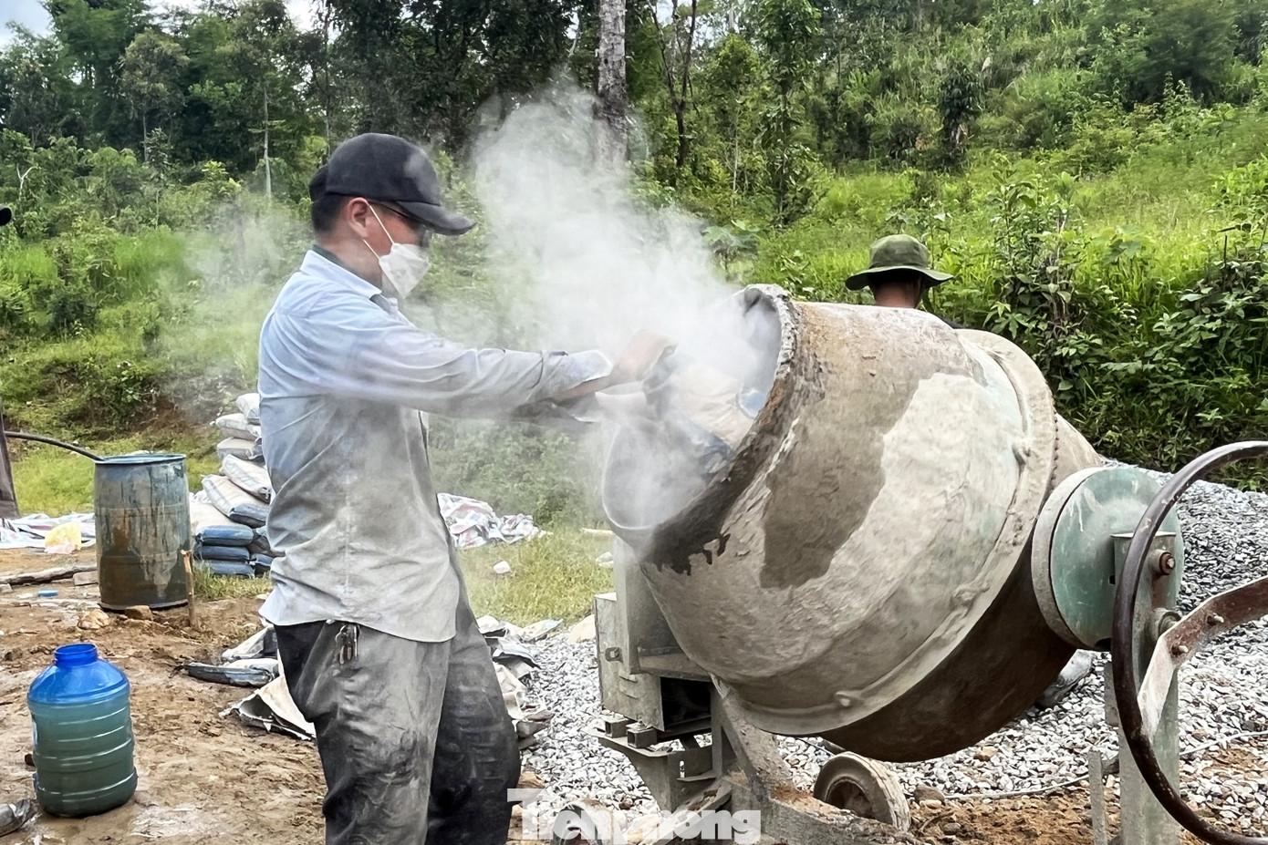 Theo bạn Từ Quang Minh (Trưởng nhóm tình nguyện và từ thiện Hand In Hand, ĐH Sư phạm - ĐH Đà Nẵng), quá trình triển khai chiến dịch, nhóm gặp nhiều khó khăn từ nhân lực đến nguồn quỹ để xây dựng sân bóng.