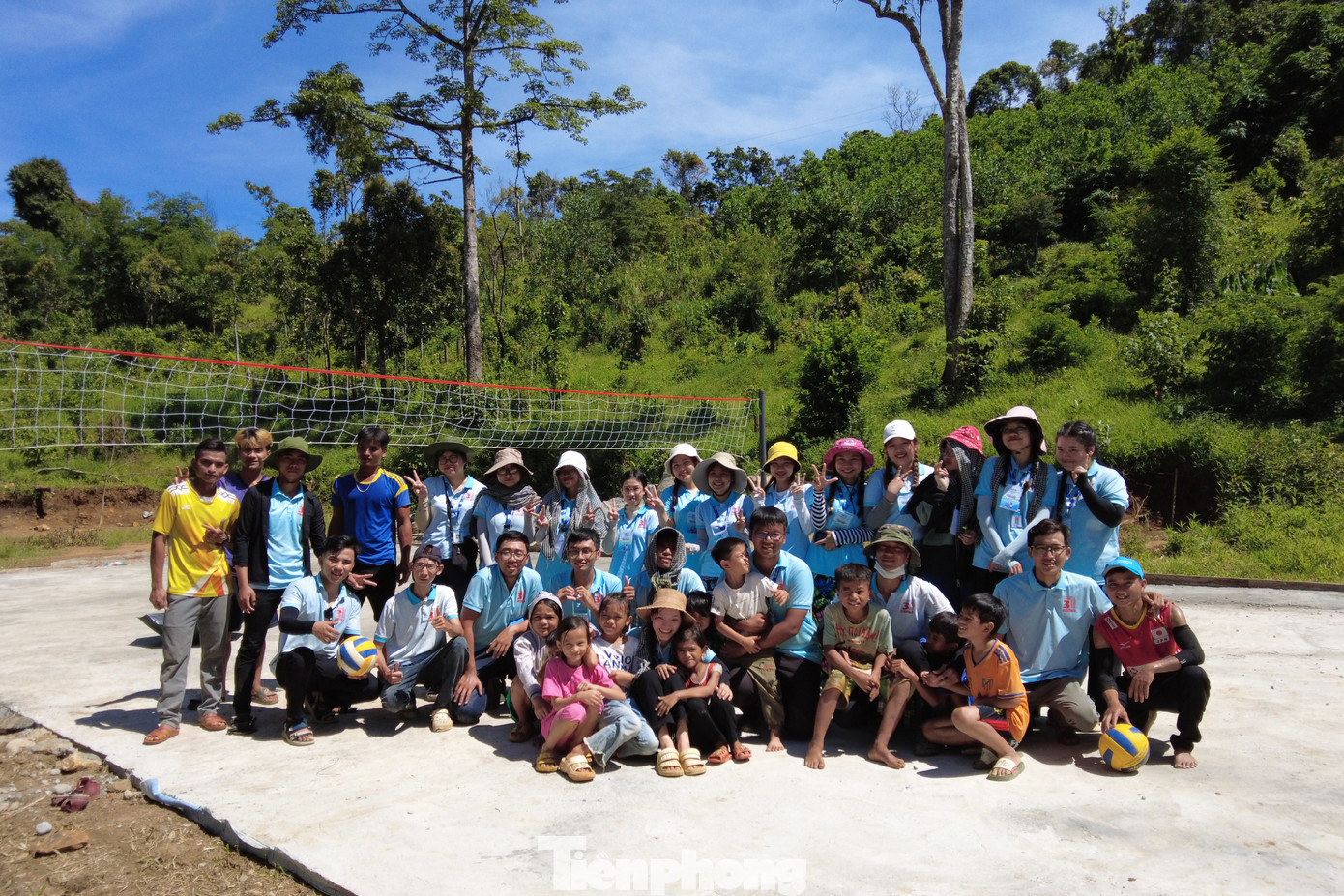 Nhờ những nỗ lực của các tình nguyện viên, sân bóng chuyền cho bà con thôn 3 (xã Trà Mai) đã hoàn thành đúng tiến độ. Sau lễ bàn giao sân bóng và đặt bảng tên công trình, trận bóng chuyền khai sân đầu tiên đã diễn ra giữa các tình nguyện viên nhóm Hand in Hand và người dân trong thôn.