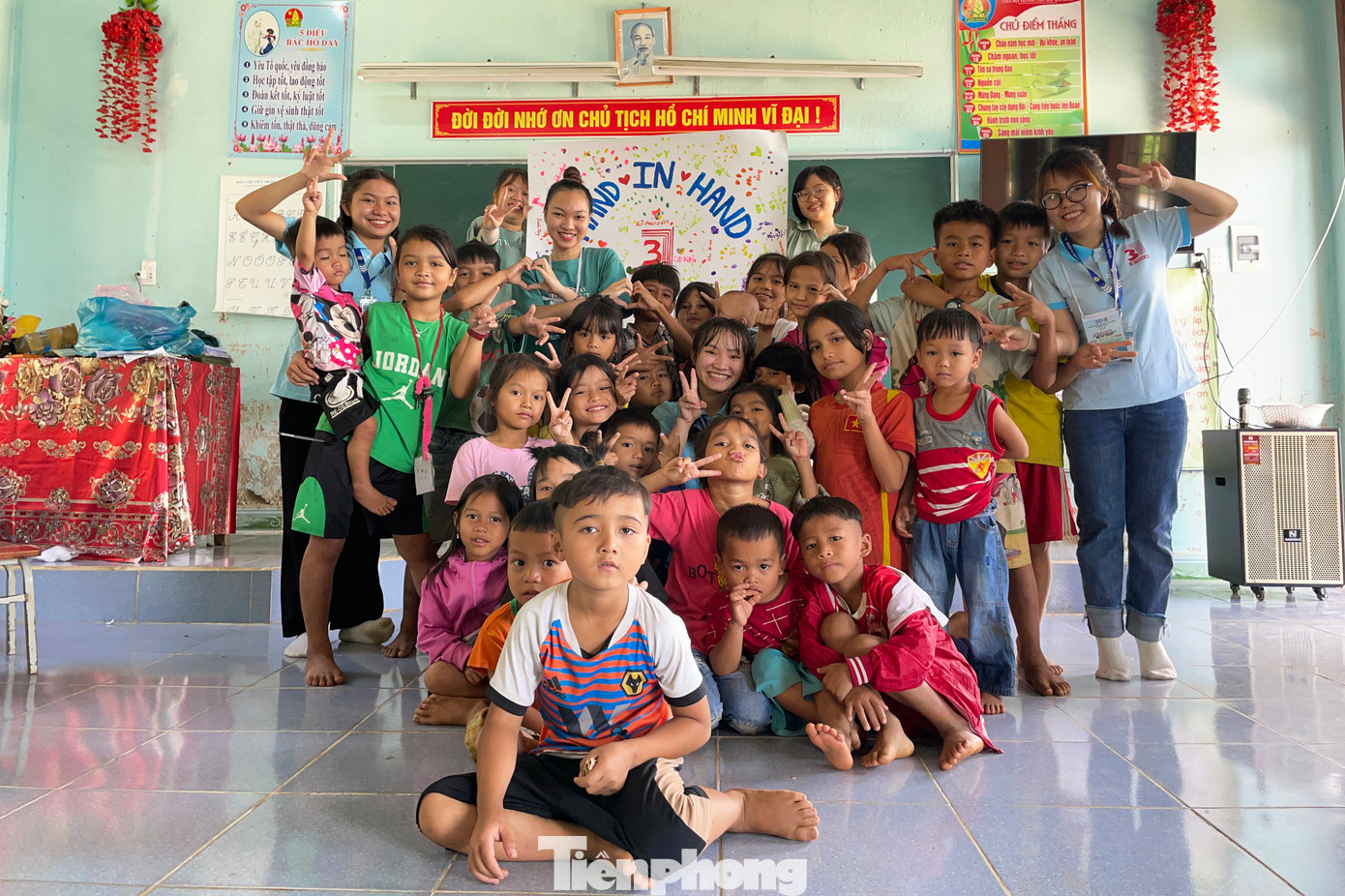 Ngoài ra, các tình nguyện viên cũng tổ chức những buổi chiếu phim buổi tối bên sườn đồi, những bữa cơm yêu thương, những bữa trà sữa cải thiện... giúp các em nhỏ ở xã miền núi này có những trải nghiệm mới mẻ, thú vị trong kỳ nghỉ hè.