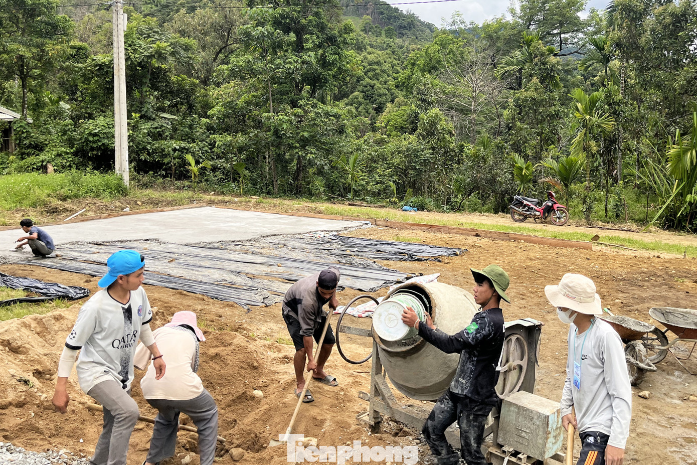 Để chuẩn bị cho hành trình “Trà Mai – Vững bước yêu thương”, nhóm đã tiền trạm 2 lần, lắng nghe tâm tư nguyện vọng của bà con ở đây. Hiện thực hóa mong muốn của người dân, nhóm đã quyết định xây công trình thanh niên là sân bóng chuyền cộng đồng và sơn sửa điểm trường ở thôn.