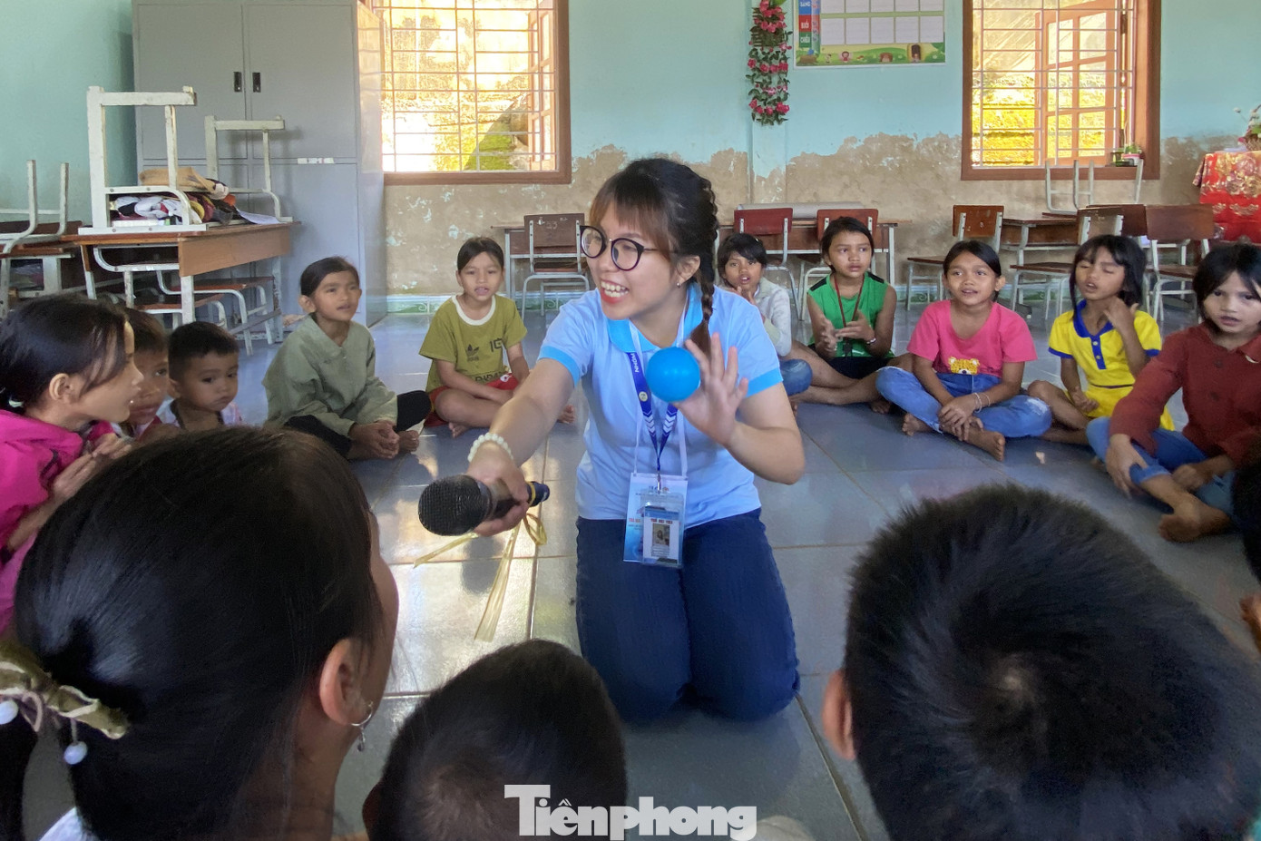 Những lớp học kỹ năng của các thầy, cô giáo áo xanh trong hơn 10 ngày nhóm đóng quân tại Trà Mai lúc nào cũng chật kín học sinh. Mỗi buổi sáng, các em được tập thể dục, nhảy các bài dân vũ, các bài múa hát tập thể. Thông qua các trò chơi, các tình nguyện viên lồng ghép thêm kiến thức, kỹ năng để các em tự bảo vệ mình, vệ sinh cá nhân đúng cách, chống giật điện, sét đánh vào mùa mưa giông…