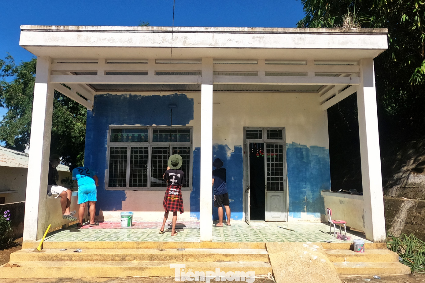 Bên cạnh việc xây dựng sân bóng, nhóm cũng sơn lại điểm trường của thôn, lắp đặt thêm 2 tủ sách cộng đồng để mỗi ngày đến trường của các em nhỏ ở đây thêm thú vị, háo hức.