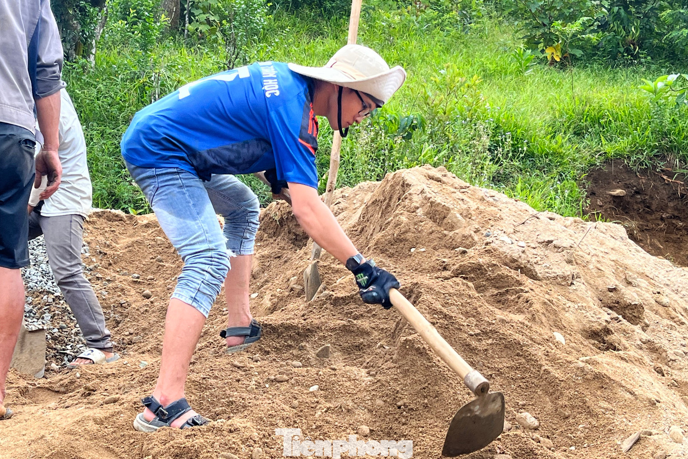 &quot;Tuy nhiên, chúng em cũng nhận được rất nhiều sự hỗ trợ từ các mạnh thường quân, sự giúp sức của bà con thôn 3 khi đóng góp ngày công để cùng nhóm xây dựng và hoàn thiện sân bóng&quot;, Minh kể.