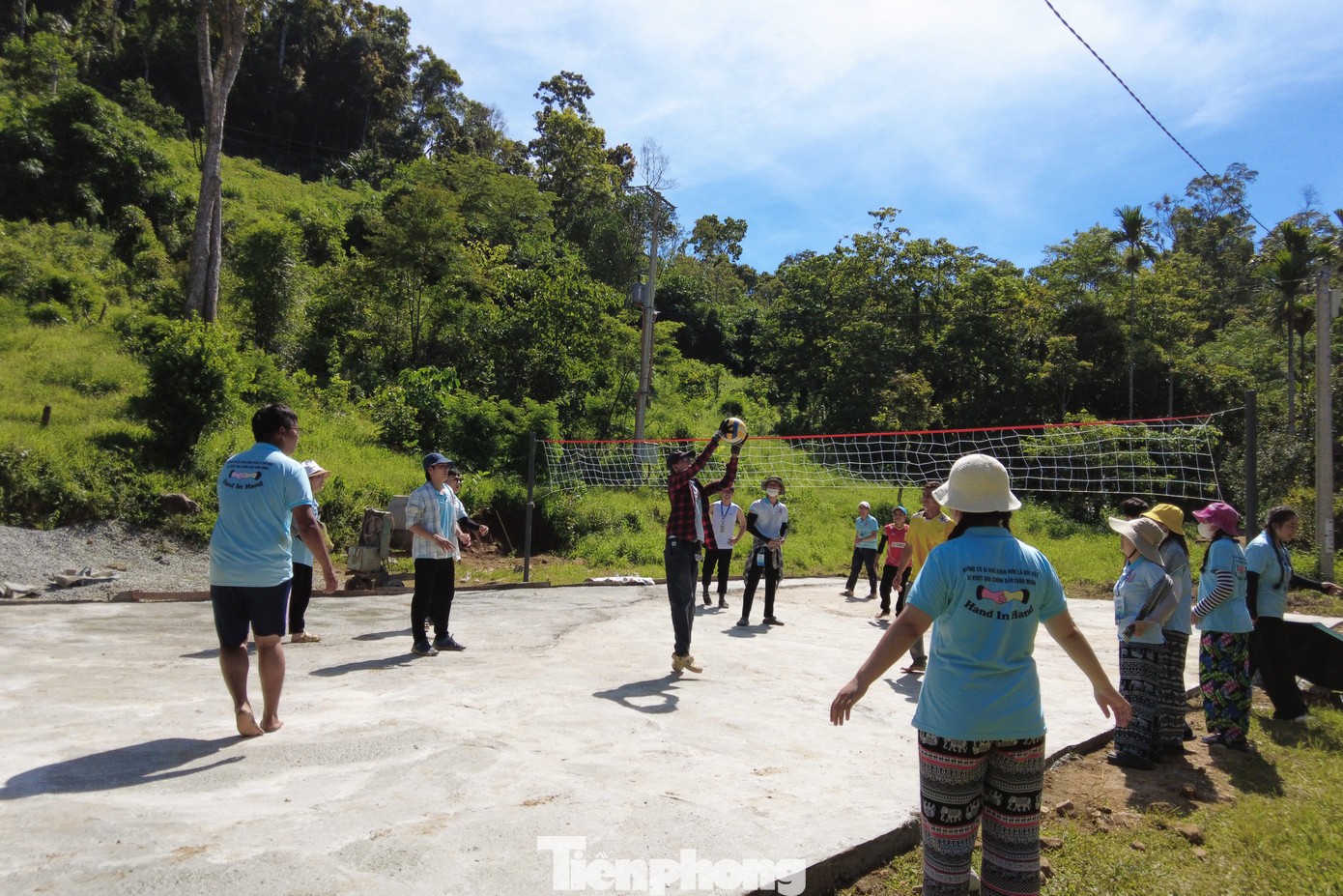 Chỉ trong 10 ngày ngắn ngủi, nhóm đã san lấp khoảng 200m2 mặt bằng đồi núi và bê tông hóa để xây dựng sân bóng chuyền cộng đồng cho người dân thôn 3. Sau khi hoàn thành mặt bằng, các tình nguyện viên cũng nhanh chóng lắp đặt cột trụ, lưới, kẻ vạch... để hoàn thiện sân bóng.