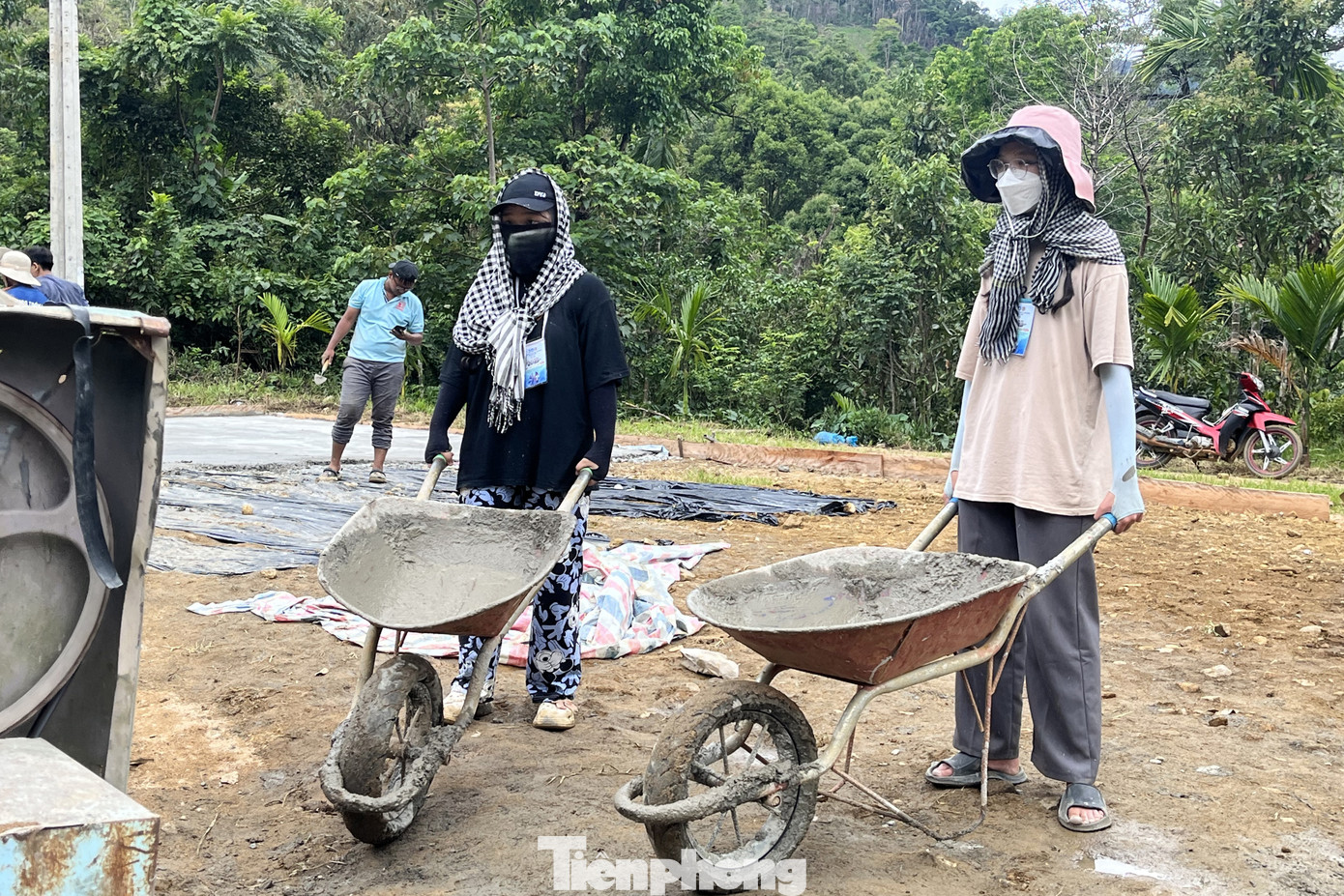 &quot;Vì đóng quân và sinh hoạt ở khá xa vị trí sân bóng nên mỗi ngày, nhóm đều phải di chuyển quãng đường dài, mất khá nhiều thời gian. Thời tiết ở Trà Mai cũng khá thất thường, nhất là thường xuyên mưa giông vào buổi chiều khiến công việc thường xuyên bị gián đoạn. Điều này ảnh hưởng lớn đến tiến độ xây dựng&quot;, Khoa kể.