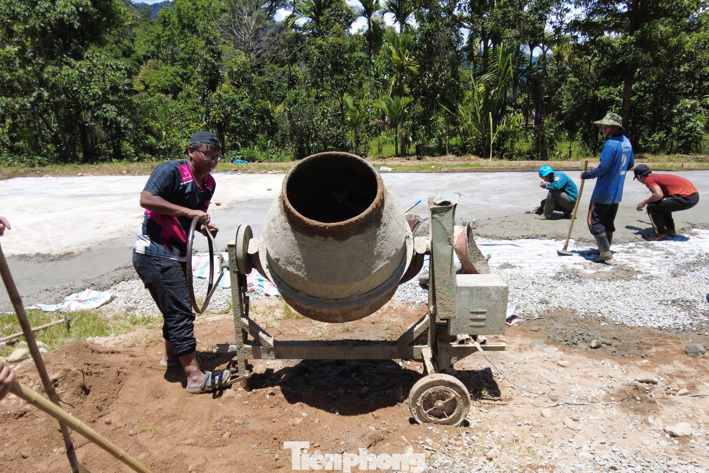 Để đảm bảo bàn giao sân bóng cho bà con thôn 3 đúng thời gian đã hẹn, các tình nguyện viên phải làm việc xuyên trưa, nhiều bữa bỏ cơm để giải quyết công việc tồn đọng do những ngày mưa lớn, mất điện hay mất nước.