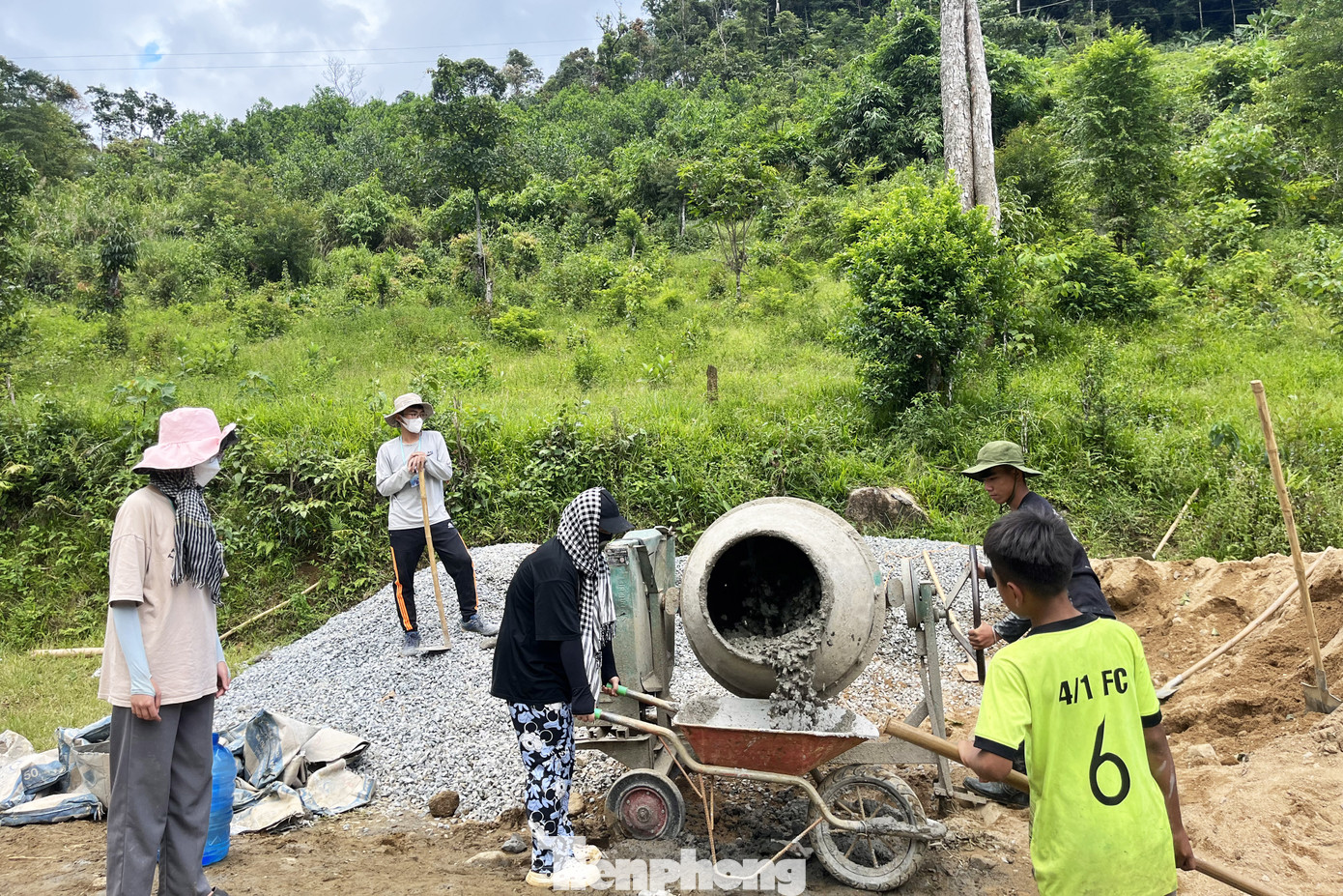 Đây là năm đầu tiên bạn Phạm Điền Khoa (SN 2003, sinh viên khoa Toán, ĐH Sư phạm - ĐH Đà Nẵng) tham gia tình nguyện hè cùng nhóm. Bỏ qua những bỡ ngỡ ban đầu, Khoa cùng các tình nguyện viên nhanh chóng bắt tay thực hiện công trình sân bóng chuyền cộng đồng.