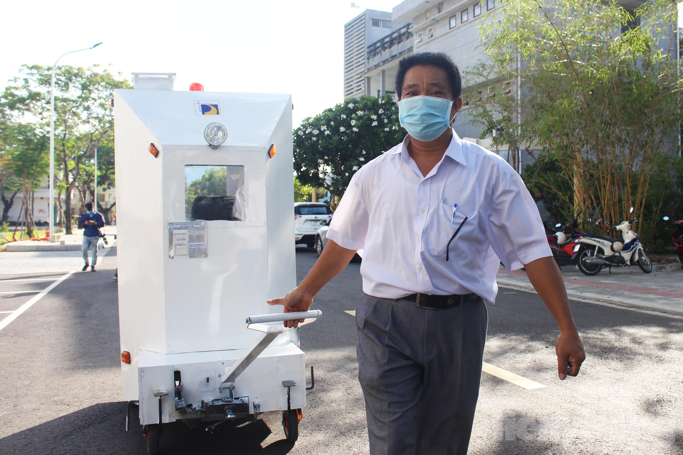 Dù nặng 80kg nhưng cabin vẫn có thể dễ dàng di chuyển được bằng tay nhờ hệ thống bánh xe