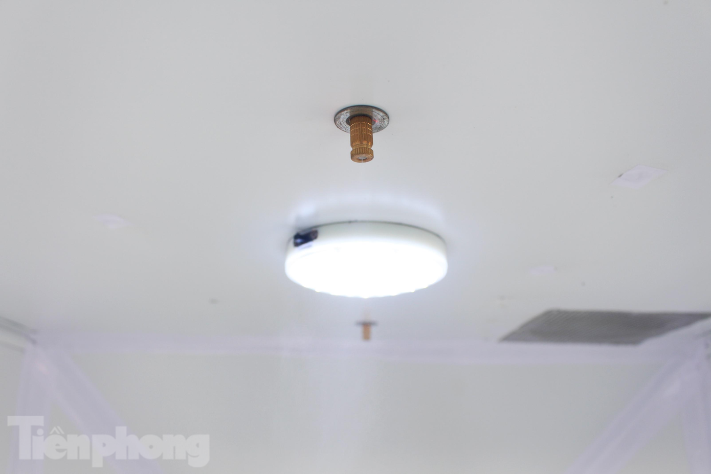 Hệ thống phun khử khuẩn và quạt hút gió được bố trí ở trần cabin. Khi bệnh nhân ở trong cabin, hệ thống khử khuẩn và hút gió sẽ hoạt động liên tục