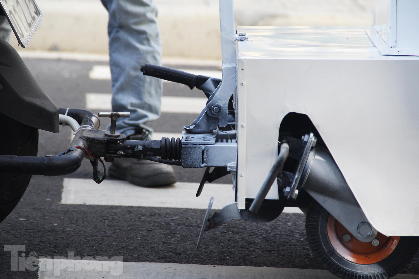 Cabin được nối với xe máy điện thông qua hệ thống trục, hệ thống trục này dễ dàng tháo lắp để nhân viên y tế di chuyển cabin bằng tay ở các khu vực xe máy không vào được