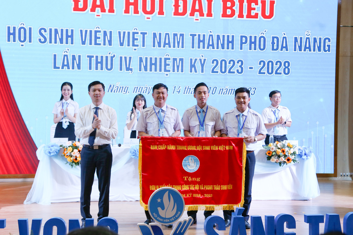 Anh Nguyễn Minh Triết trao Cờ thi đua cho Hội Sinh viên TP. Đà Nẵng và Bằng khen cho 3 tập thể, 3 cá nhân có thành tích xuất sắc trong công tác Hội và phong trào sinh viên.