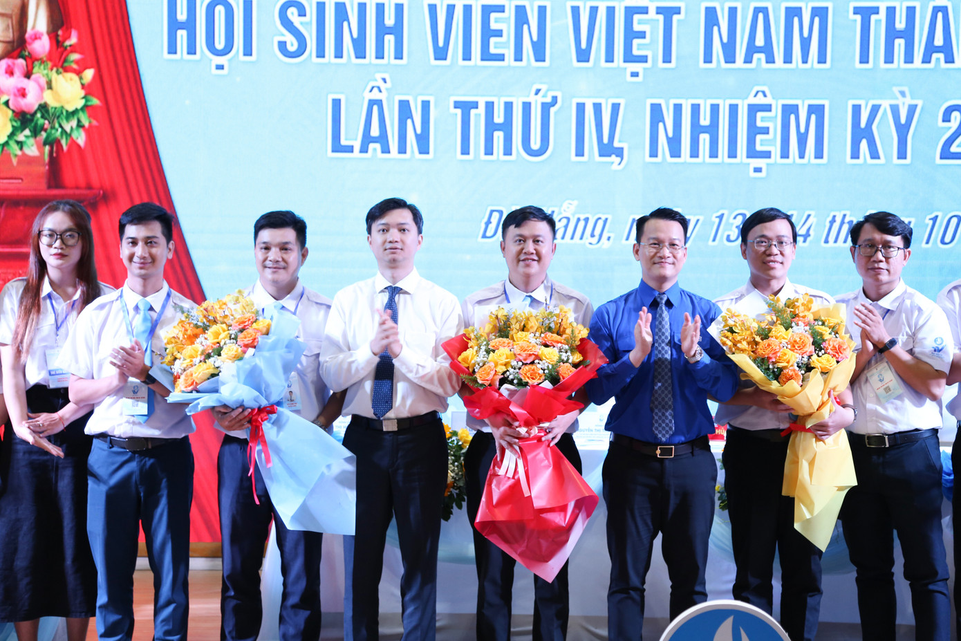 Anh Lê Công Hùng (thứ tư, từ phải sang) tái đắc cử Chủ tịch Hội Sinh viên TP. Đà Nẵng.