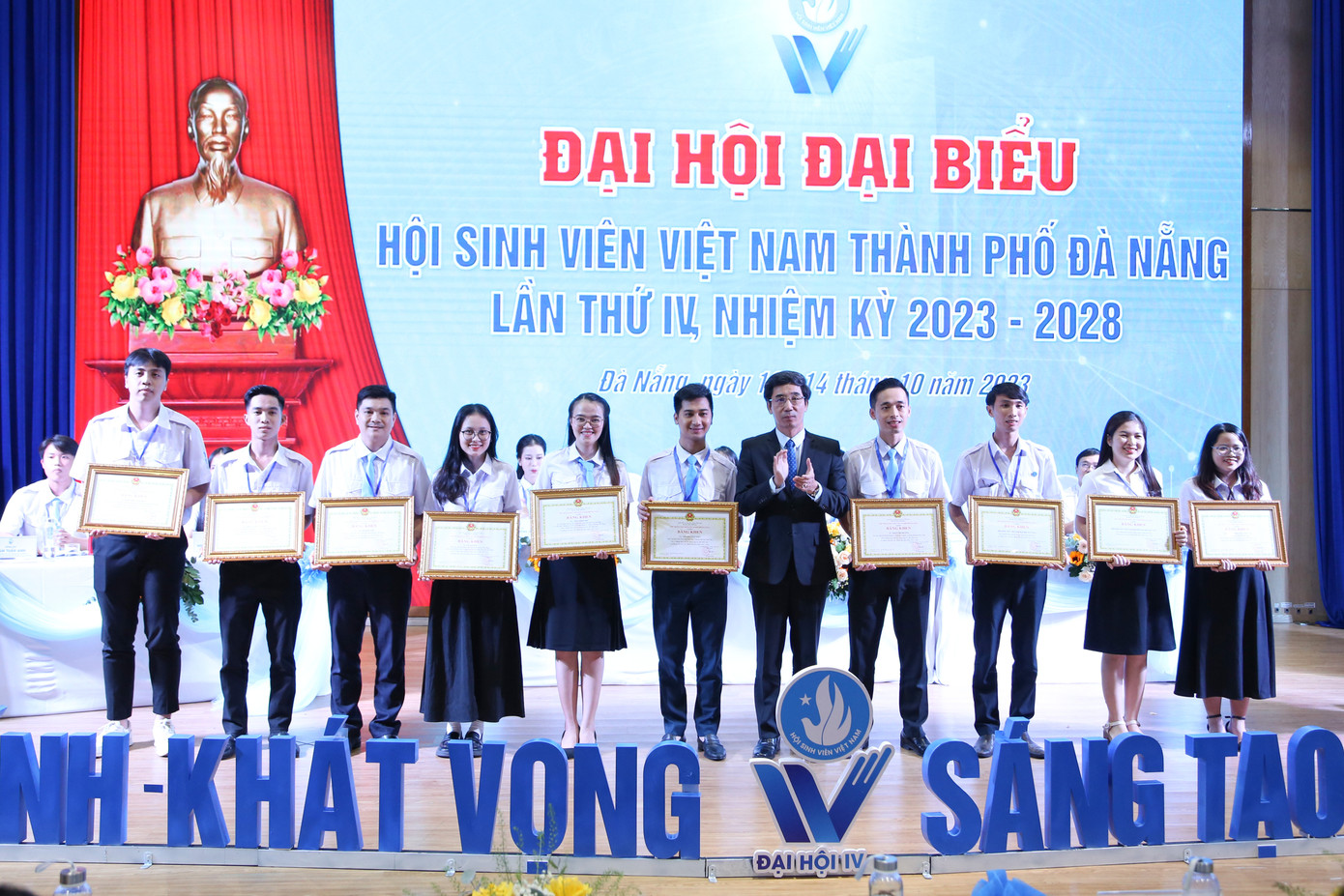 Phó Chủ tịch UBND TP Đà Nẵng trao bằng khen cho 3 tập thể, 7 cá nhân có thành tích xuất sắc trong phong trào sinh viên trên địa bàn