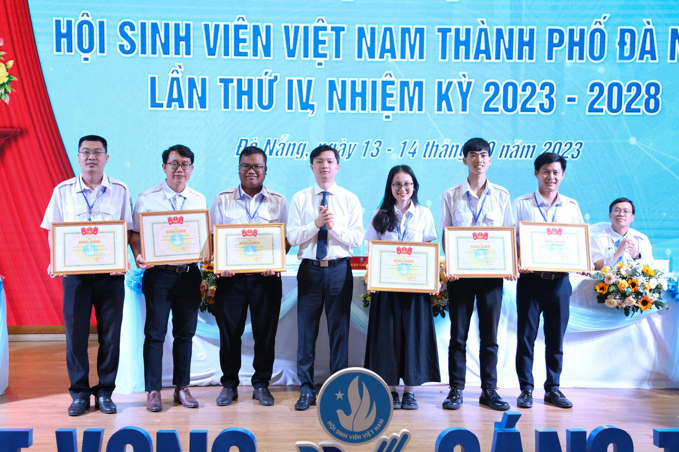 Anh Nguyễn Minh Triết trao Cờ thi đua cho Hội Sinh viên TP. Đà Nẵng và Bằng khen cho 3 tập thể, 3 cá nhân có thành tích xuất sắc trong công tác Hội và phong trào sinh viên.