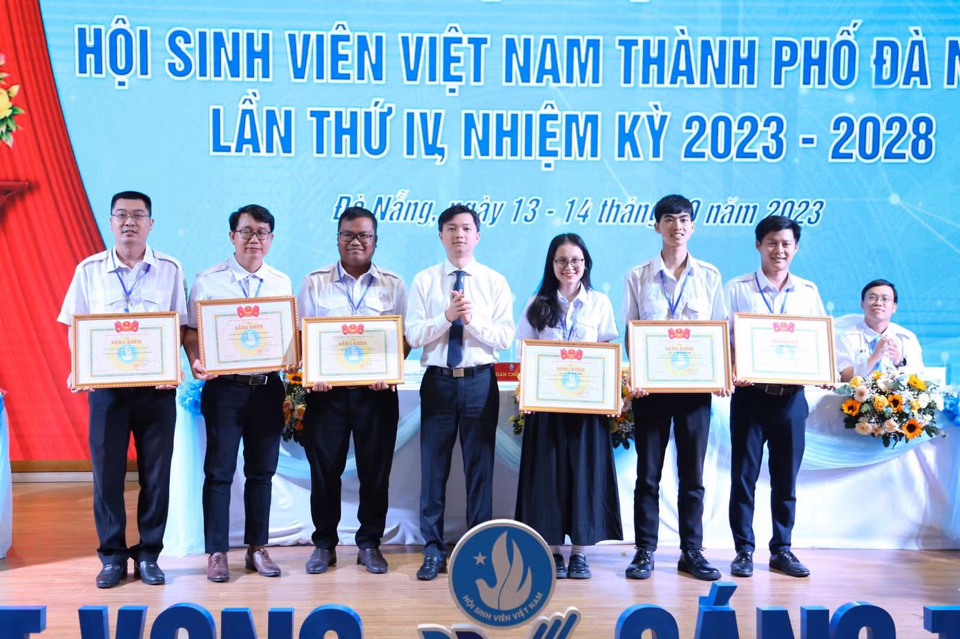 Anh Nguyễn Minh Triết trao Cờ thi đua cho Hội Sinh viên TP. Đà Nẵng và Bằng khen cho 3 tập thể, 3 cá nhân có thành tích xuất sắc trong công tác Hội và phong trào sinh viên.