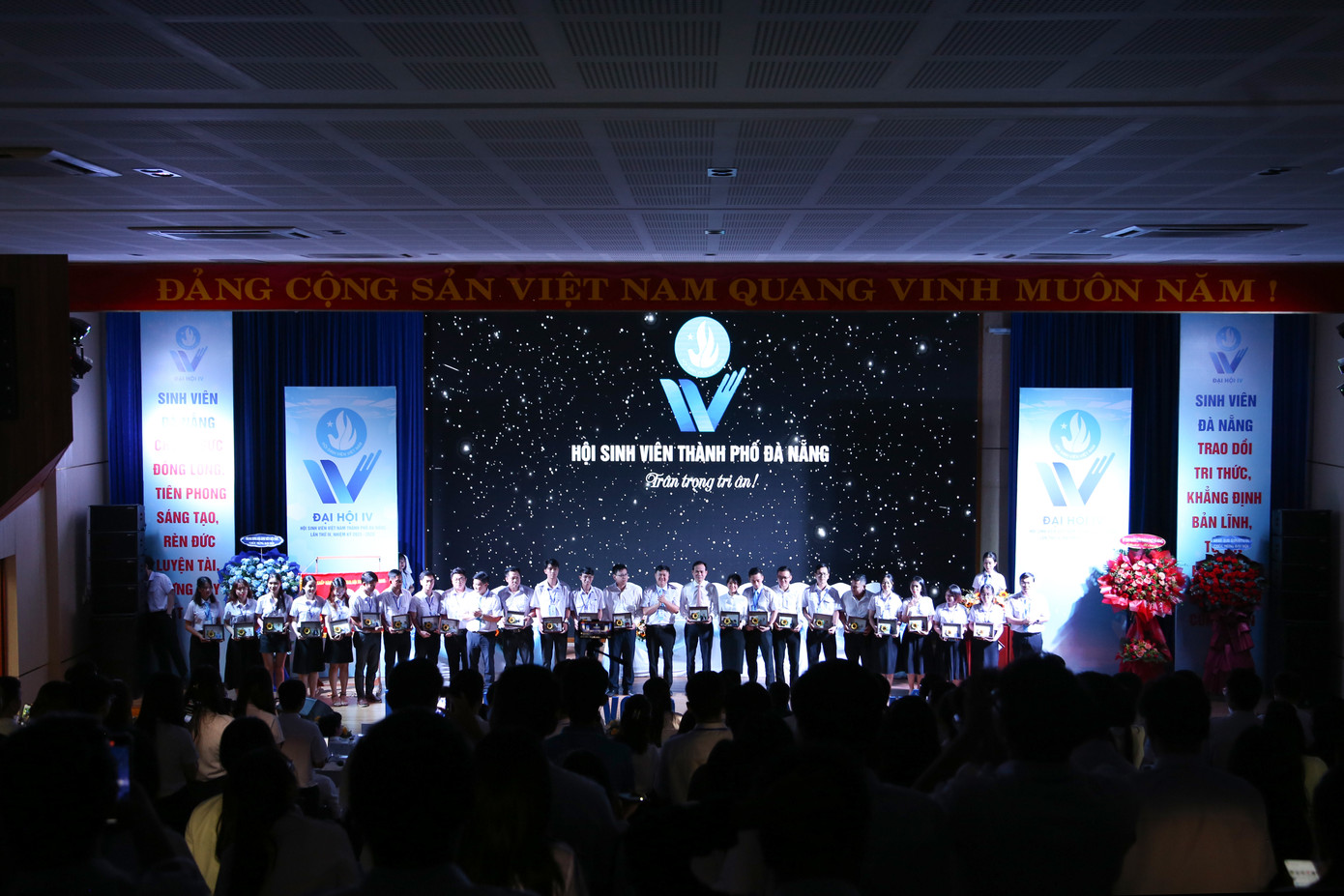 Khoảnh khắc xúc động chia tay các anh chị BCH nhiệm kỳ trước