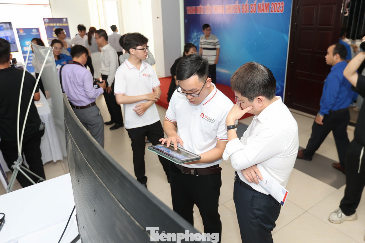 Các gian hàng triển lãm chuyển đổi số được đông đảo các bạn trẻ quan tâm