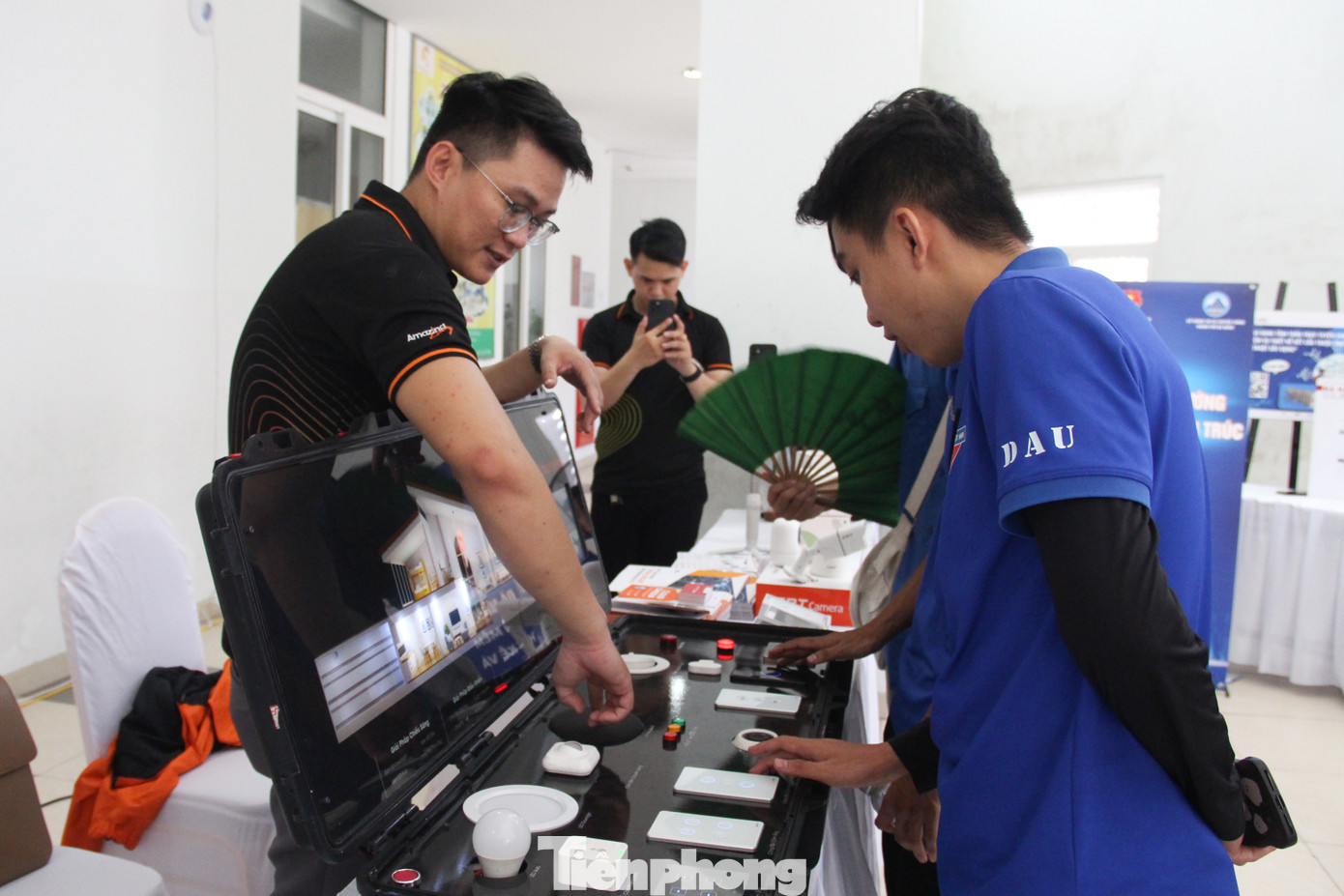 Các gian hàng triển lãm chuyển đổi số được đông đảo các bạn trẻ quan tâm