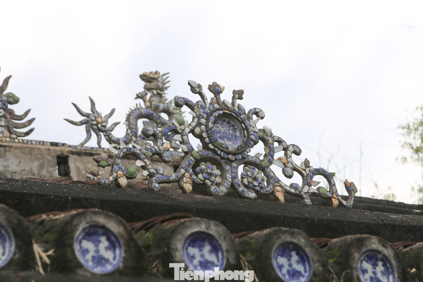 Ngoại thất nhà thờ Tiền hiền chư phái tộc làng Phong Lệ được xây dựng với các hình ảnh: Long, Lân, Quy, Phụng, Mặt Nguyệt, Trúc, Liễu, Tùng, Mai, mái ngói âm dương… Đây là không gian tâm linh, tín ngưỡng và văn hóa của các chư phái tộc tại đây, lưu giữ hồn cốt của một vùng đất có bề dày lịch sử và đậm đà bản sắc văn hóa.