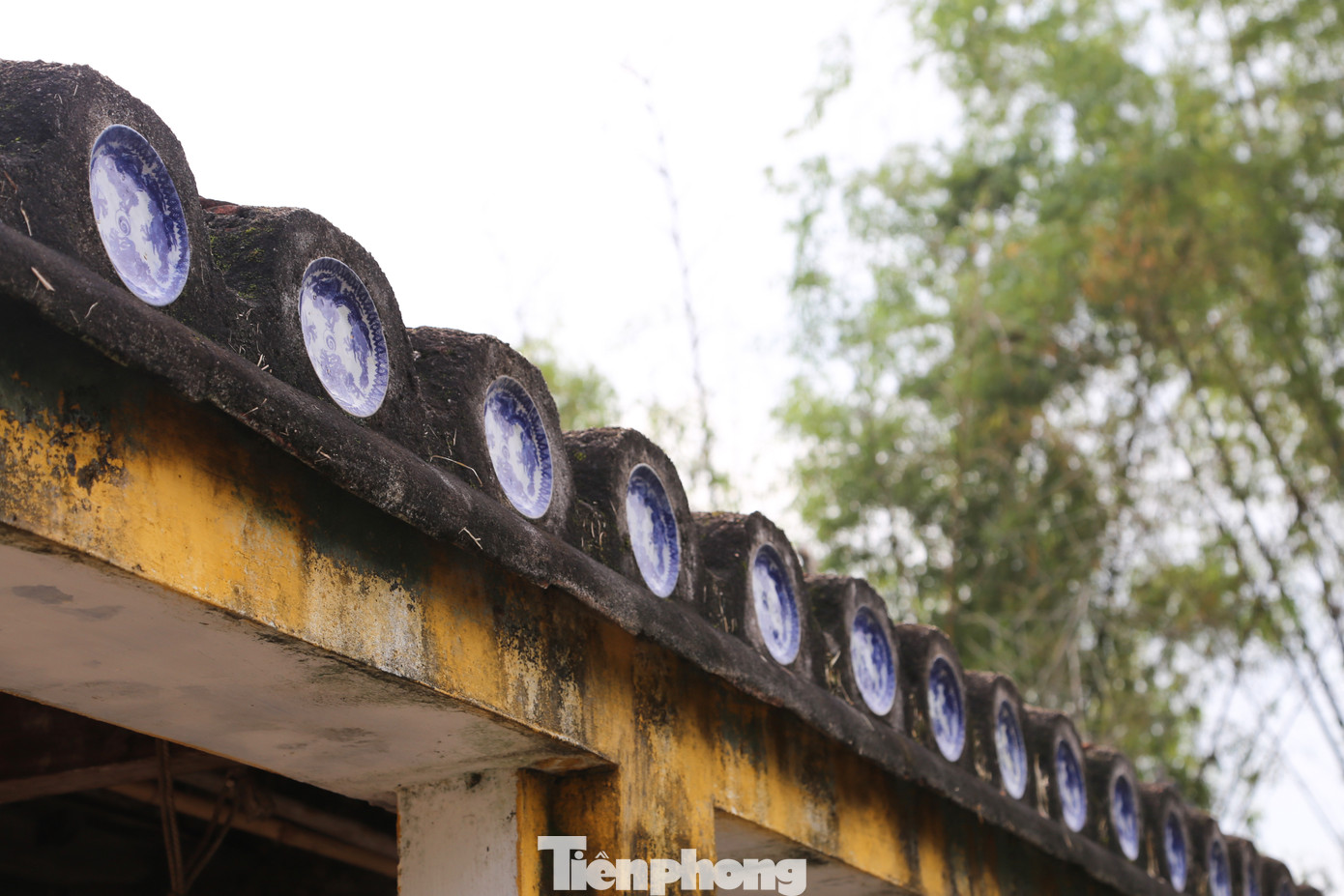 Ngoại thất nhà thờ Tiền hiền chư phái tộc làng Phong Lệ được xây dựng với các hình ảnh: Long, Lân, Quy, Phụng, Mặt Nguyệt, Trúc, Liễu, Tùng, Mai, mái ngói âm dương… Đây là không gian tâm linh, tín ngưỡng và văn hóa của các chư phái tộc tại đây, lưu giữ hồn cốt của một vùng đất có bề dày lịch sử và đậm đà bản sắc văn hóa.