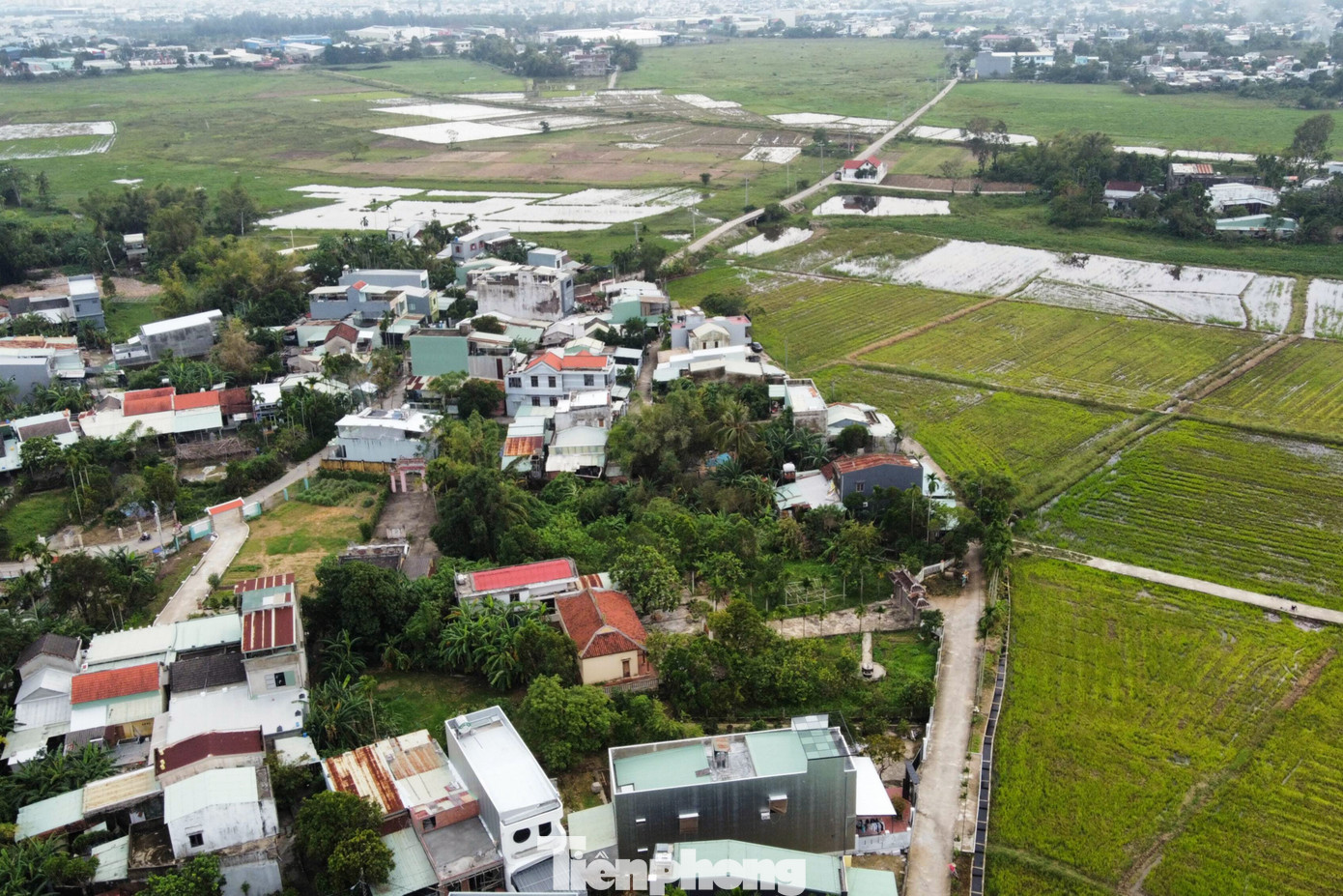 Mới đây, UBND huyện Hòa Vang đã có đề án Xây dựng "Làng văn hóa đặc trưng" tại thôn Phong Nam đến năm 2030, tầm nhìn đến năm 2045 để bảo tồn, phát huy giá trị lịch sử văn hóa truyền thống của địa phương, thúc đẩy phát triển du lịch, dịch vụ làng nghề truyền thống. "Với tiền đề đó, những nét đẹp vốn có của làng cổ sẽ tiếp tục được giữ gìn. Chúng tôi cũng mong muốn có thể phát triển du lịch làng quê gắn với nông nghiệp, du lịch sinh thái để tạo sinh kế bền vững cho bà con", ông Xí nói.
