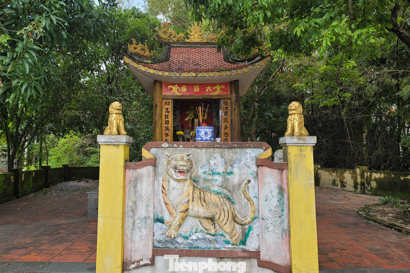 Ở đây, nhiều nhà thờ tiền hiền, nhà thờ tộc, đình, miếu... vẫn còn giữ nét kiến trúc cổ kính, nguyên bản từ hàng trăm năm trước như miếu Âm Linh, miếu Tam Vị, miếu Thái Giám (trong ảnh), miếu Bà Hỏa, miếu Thần Nông…