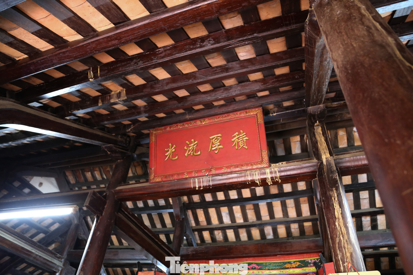 Đến làng cổ Phong Nam, dễ dàng bắt gặp những mái nhà cổ kính nằm rợp bóng dưới rặng tre, hàng cau xanh mát chạy dài tít tắp. Dù chịu ảnh hưởng của thời gian nhưng những ngôi nhà cổ vẫn trường tồn để kể câu chuyện về lịch sử, văn hóa độc đáo của ngôi làng.