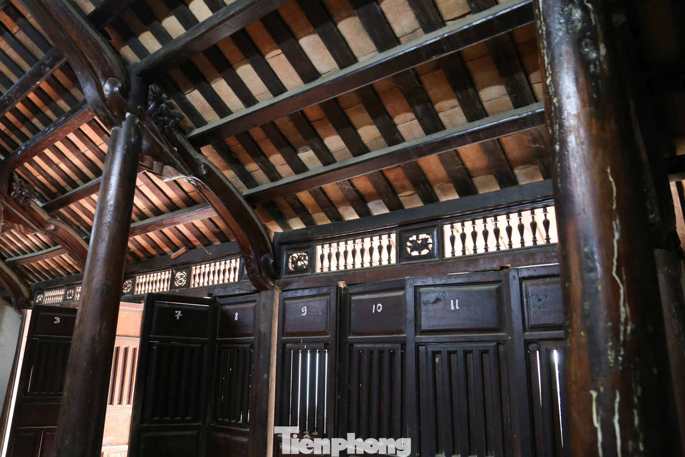 Đến làng cổ Phong Nam, dễ dàng bắt gặp những mái nhà cổ kính nằm rợp bóng dưới rặng tre, hàng cau xanh mát chạy dài tít tắp. Dù chịu ảnh hưởng của thời gian nhưng những ngôi nhà cổ vẫn trường tồn để kể câu chuyện về lịch sử, văn hóa độc đáo của ngôi làng.