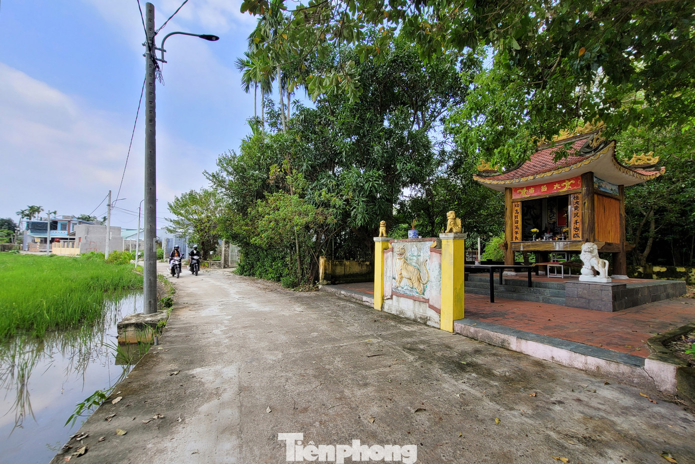 Ở đây, nhiều nhà thờ tiền hiền, nhà thờ tộc, đình, miếu... vẫn còn giữ nét kiến trúc cổ kính, nguyên bản từ hàng trăm năm trước như miếu Âm Linh, miếu Tam Vị, miếu Thái Giám (trong ảnh), miếu Bà Hỏa, miếu Thần Nông…