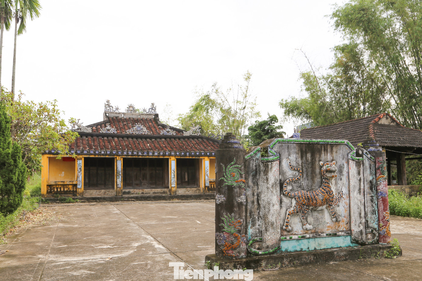 Ngay trục đường chính vào làng chính là nhà thờ Tiền hiền chư phái tộc đã có công khai khẩn lập làng và xây dựng làng Phong Lệ. Đây là một trong những công trình văn hóa tín ngưỡng lâu đời của xứ Đàng Trong.