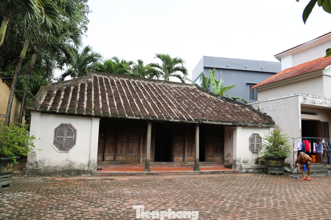 Làng cổ Phong Nam cũng còn rất nhiều đình, chùa, miếu có tuổi đời hàng trăm tuổi. Trong đó, có 5 ngôi nhà cổ đã tồn tại ngót nghét 2 thế kỉ và vẫn được các thế hệ dân làng gìn giữ, bảo tồn theo thời gian.