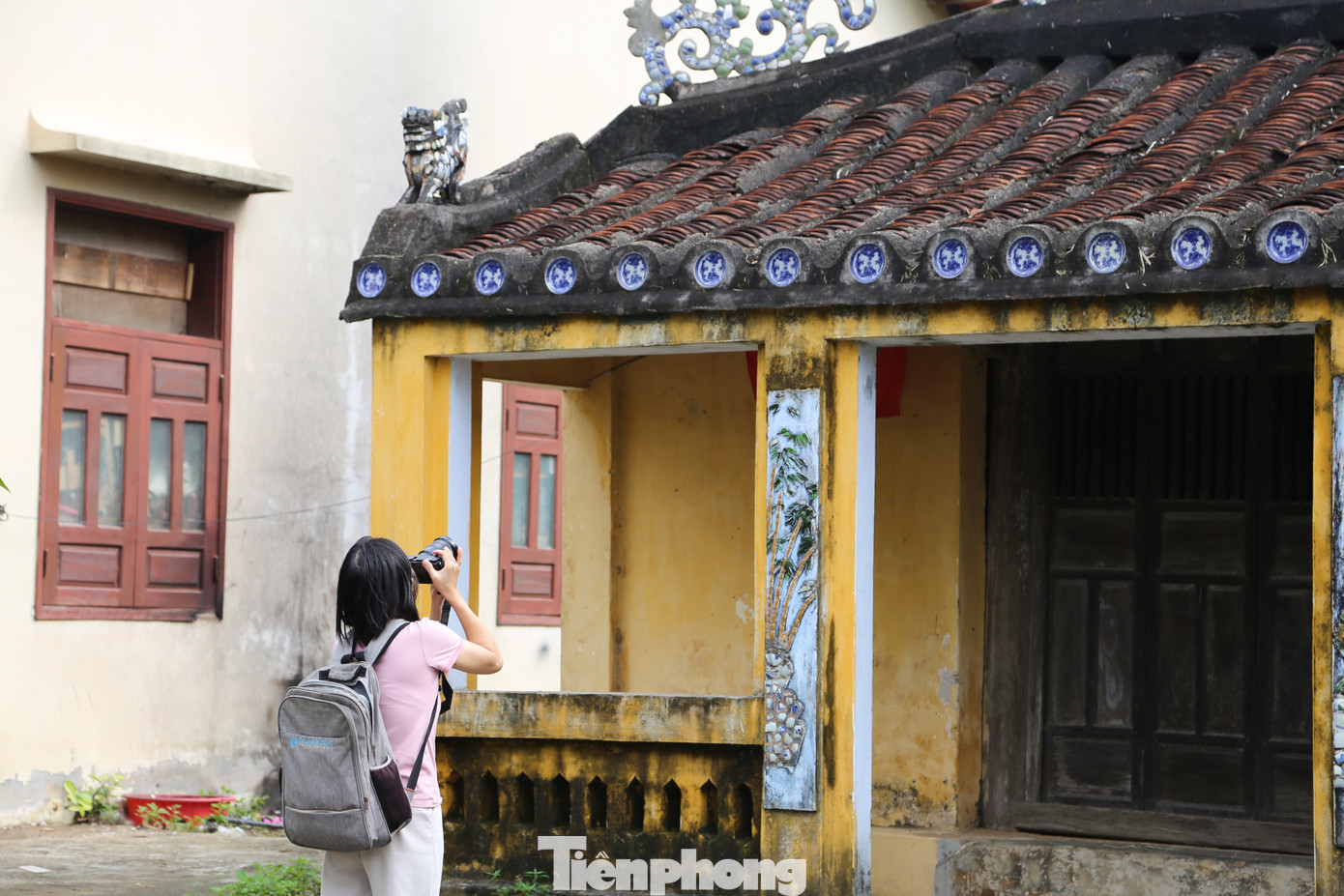 Ngoại thất nhà thờ Tiền hiền chư phái tộc làng Phong Lệ được xây dựng với các hình ảnh: Long, Lân, Quy, Phụng, Mặt Nguyệt, Trúc, Liễu, Tùng, Mai, mái ngói âm dương… Đây là không gian tâm linh, tín ngưỡng và văn hóa của các chư phái tộc tại đây, lưu giữ hồn cốt của một vùng đất có bề dày lịch sử và đậm đà bản sắc văn hóa.