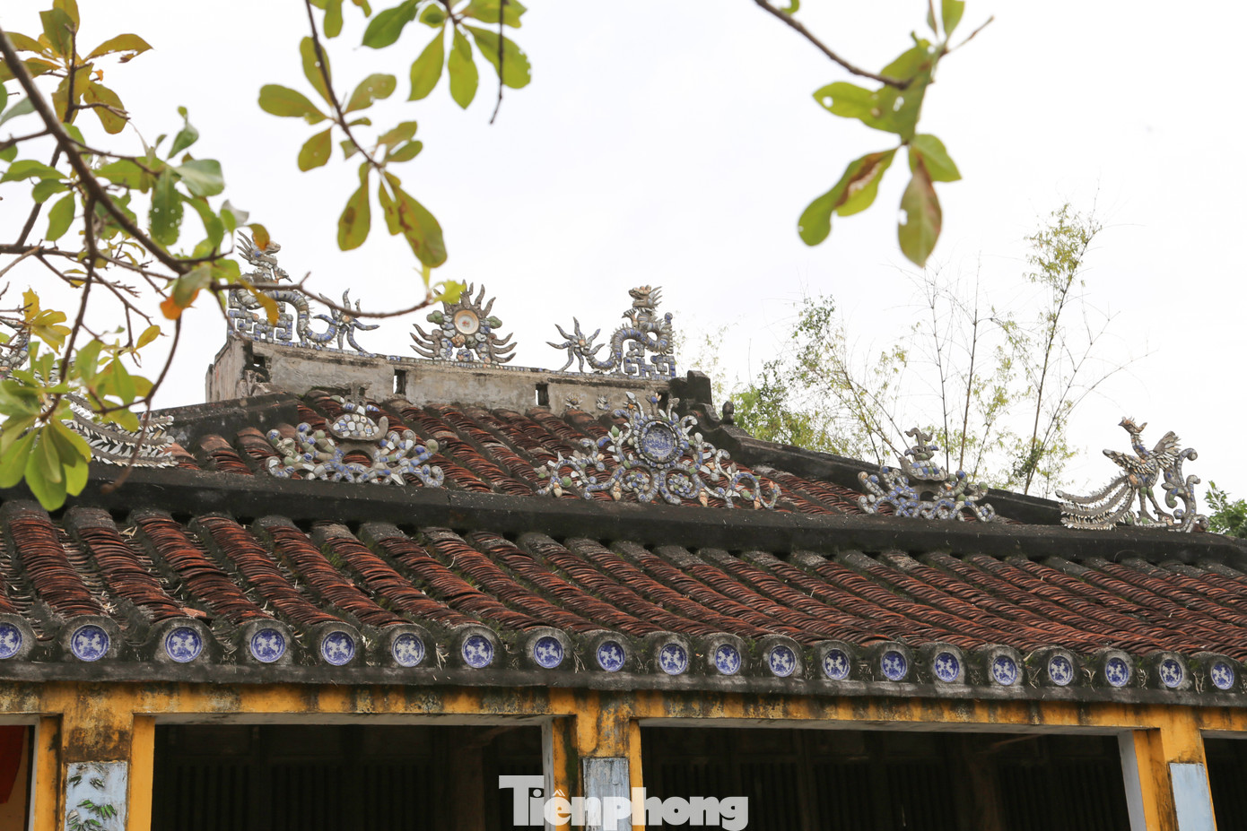 Ngoại thất nhà thờ Tiền hiền chư phái tộc làng Phong Lệ được xây dựng với các hình ảnh: Long, Lân, Quy, Phụng, Mặt Nguyệt, Trúc, Liễu, Tùng, Mai, mái ngói âm dương… Đây là không gian tâm linh, tín ngưỡng và văn hóa của các chư phái tộc tại đây, lưu giữ hồn cốt của một vùng đất có bề dày lịch sử và đậm đà bản sắc văn hóa.