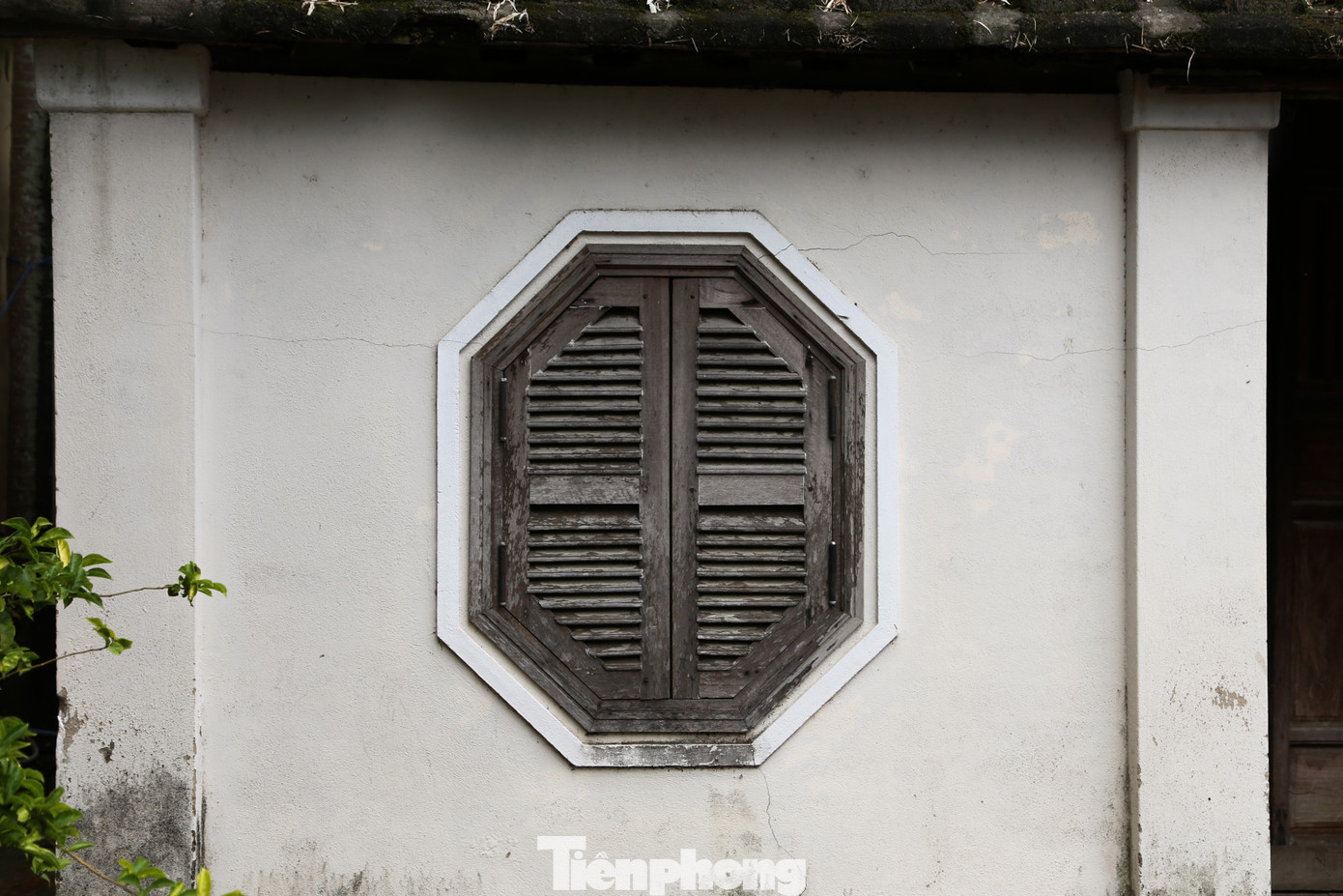 Ngày nay, dù đời sống người dân khấm khá và ổn định hơn, nhưng những mái nhà cổ vẫn được gìn gìn, nằm sừng sững bên cạnh những ngôi nhà mới khang trang, hiện đại, tạo nên nét độc đáo riêng có của vùng đất này.