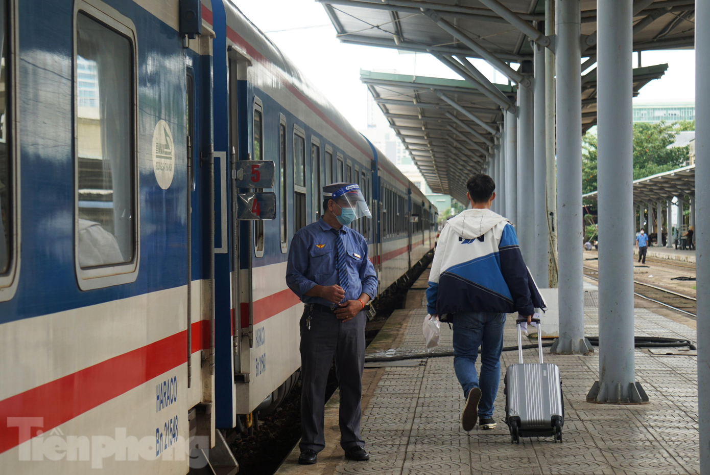 Cũng trong sáng 14/10, ga Đà Nẵng mở lại hoạt động đón, tiễn hành khách sau gần 3 tháng tạm dừng. Theo nhân viên y tế tại chốt kiểm soát ga Đà Nẵng, sáng nay, có 21 người đến Đà Nẵng, trong đó có 2 trường hợp được yêu cầu cách ly tại nhà 14 ngày.