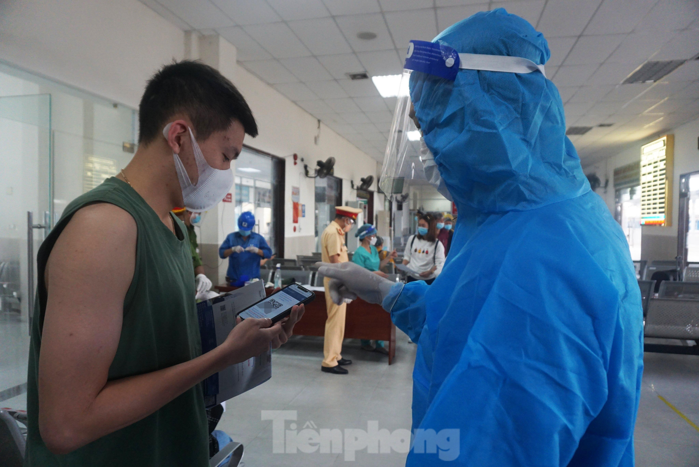 Trước khi lên tàu, xuống tàu, hành khách sẽ phải khai báo y tế, đồng thời phải có kết quả xét nghiệm COVID-19 trong vòng 72 giờ. Trường hợp hành khách về từ "vùng xanh" (vùng không có dịch) và tiêm 2 mũi vắc xin thì sẽ được đi qua. Trường hợp mới tiêm 1 mũi và từ vùng có dịch về, hành khách sẽ được yêu cầu cách ly tại nhà 7 ngày.