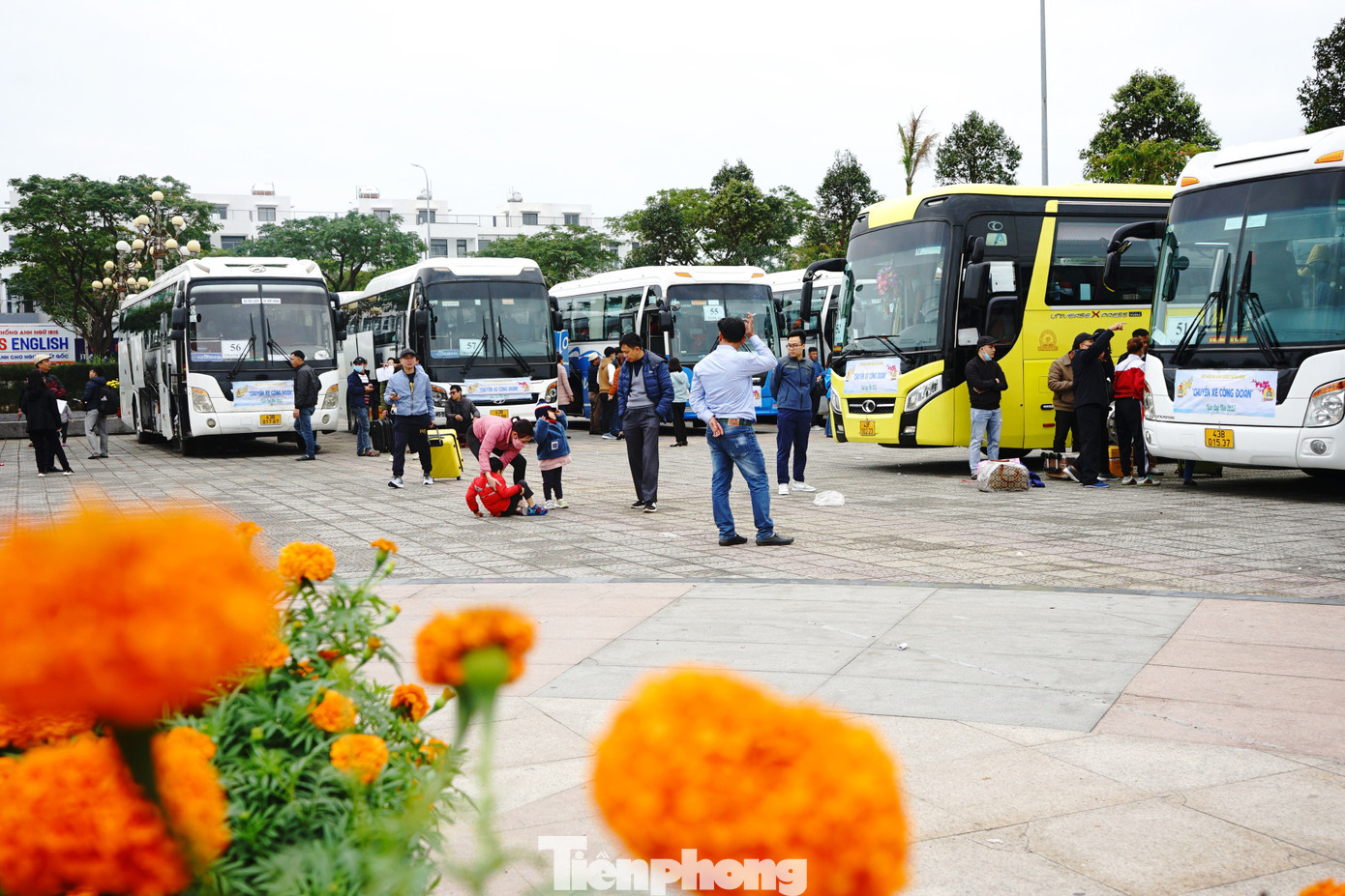Sáng 19/1 (nhằm ngày 28 tháng Chạp âm lịch), hàng ngàn người lao động ở Đà Nẵng háo hức về quê ăn Tết trên những “Chuyến xe Công đoàn”. Sau một năm khó khăn bươn chải nơi xứ người, giờ đây, ai cũng thổn thức chờ đợi khoảnh khắc đoàn tụ bên gia đình dịp Tết.
