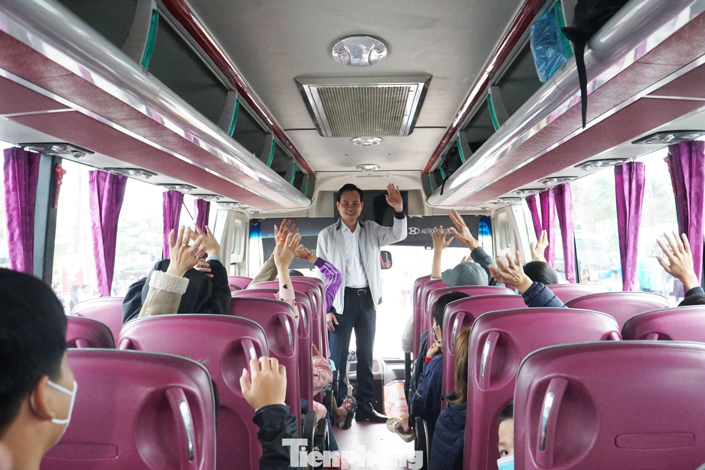 Các chuyến xe Công đoàn đều sẽ có lãnh đạo LĐLĐ TP Đà Nẵng tiễn và thăm hỏi, tặng quà cho công nhân, người lao động khó khăn. Không chỉ được miễn phí vé xe, người lao động còn được tặng nước và phần cơm trưa.