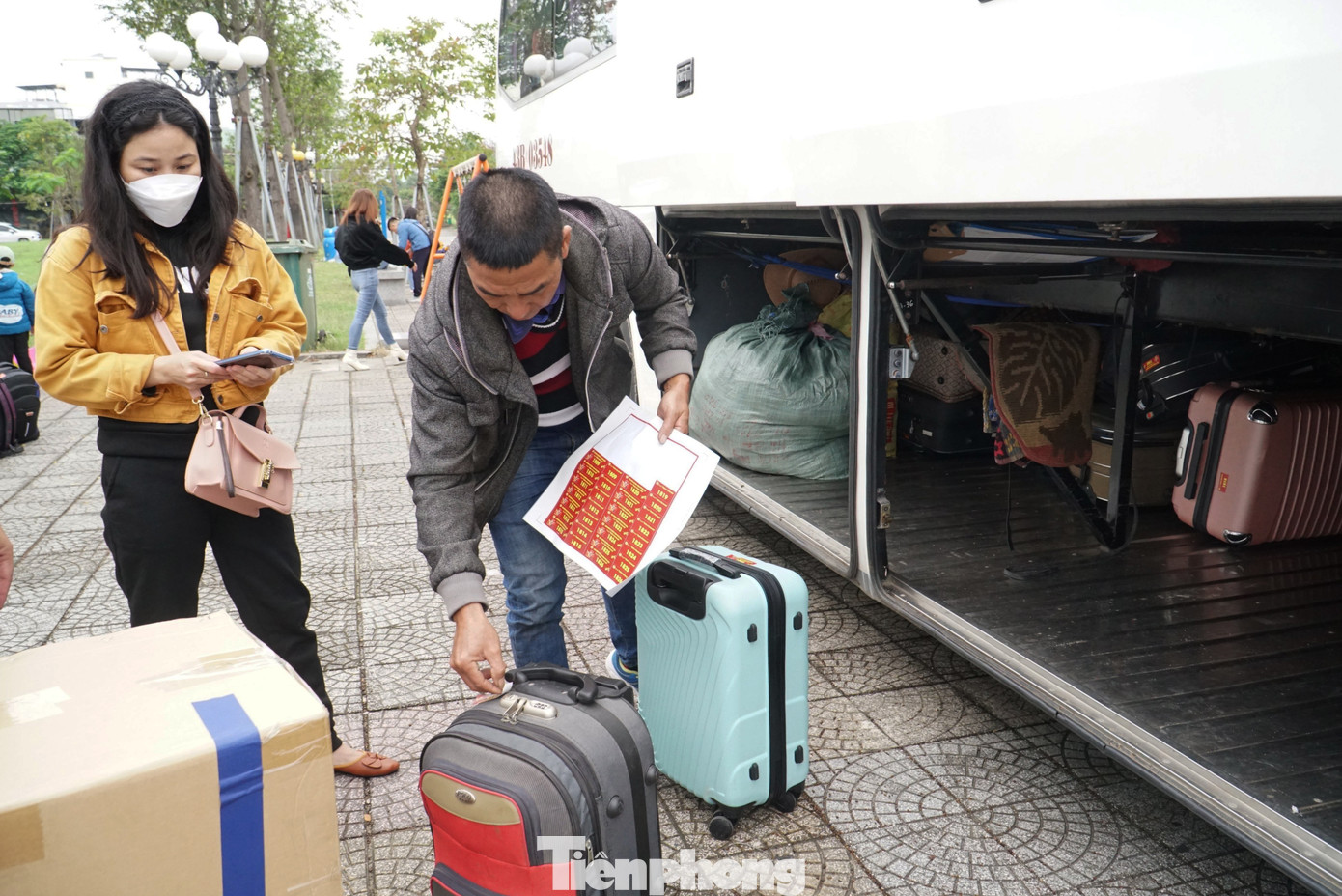 Có mặt trước giờ khởi hành khoảng 30 phút, chị Hồ Thị Lê (SN 1987, công nhân Công ty Yuri ABC) cùng chồng và 2 con bận bịu sắp xếp hành lý. Vợ chồng chị Lê nên duyên từ đám cưới tập thể do Liên đoàn Lao động TP Đà Nẵng tổ chức năm 2019.
