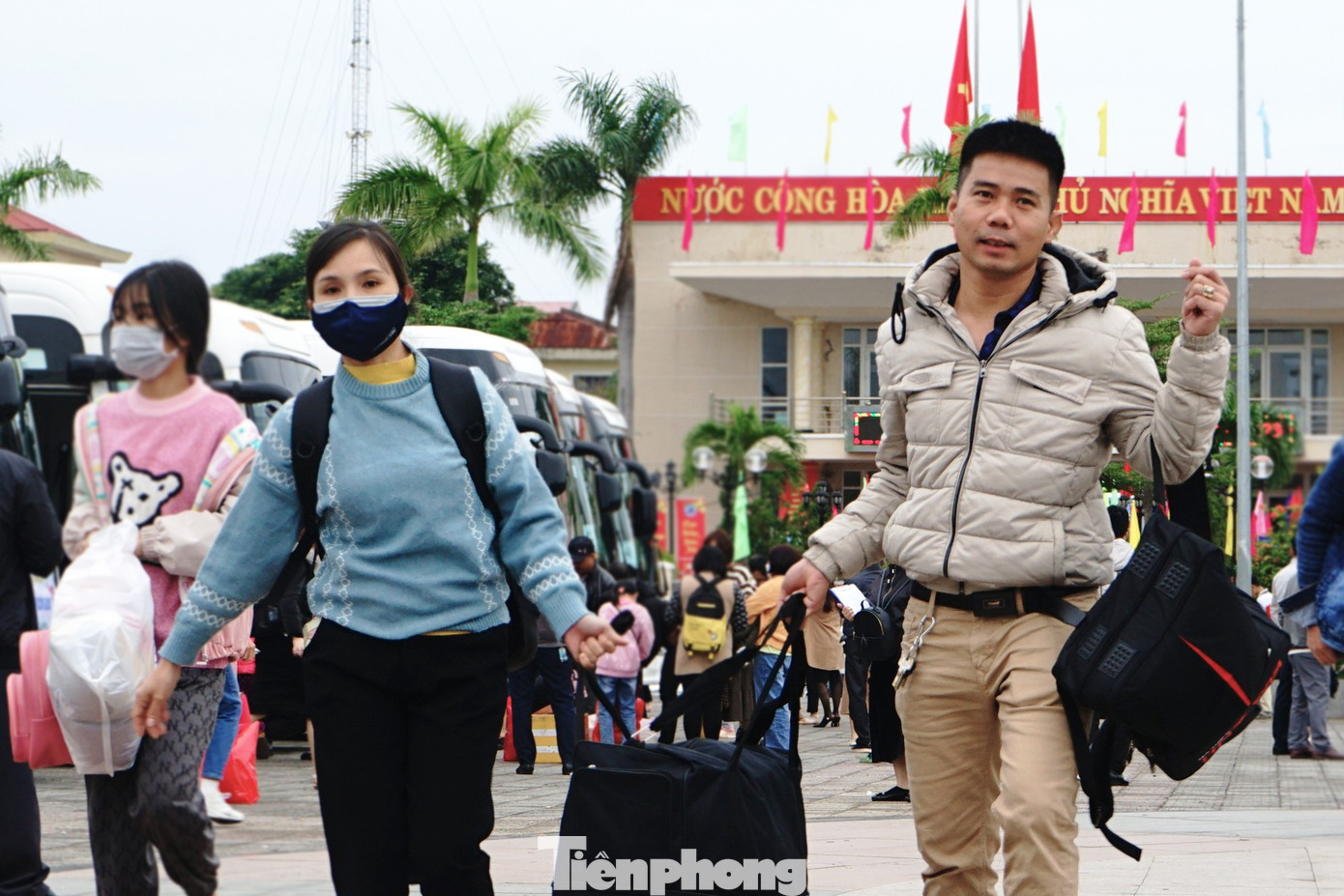 Nhiều năm làm việc ở Đà Nẵng, cứ mỗi khi Tết đến, chị lại được Công đoàn công ty hỗ trợ về Tết trên chuyến xe đặc biệt này. “Tôi rất biết ơn sự quan tâm của Công đoàn. Nhờ đó, mỗi hành trình về quê ăn Tết của tôi thuận lợi hơn, cũng tiết kiệm được một khoản”, chị Hồng nói.