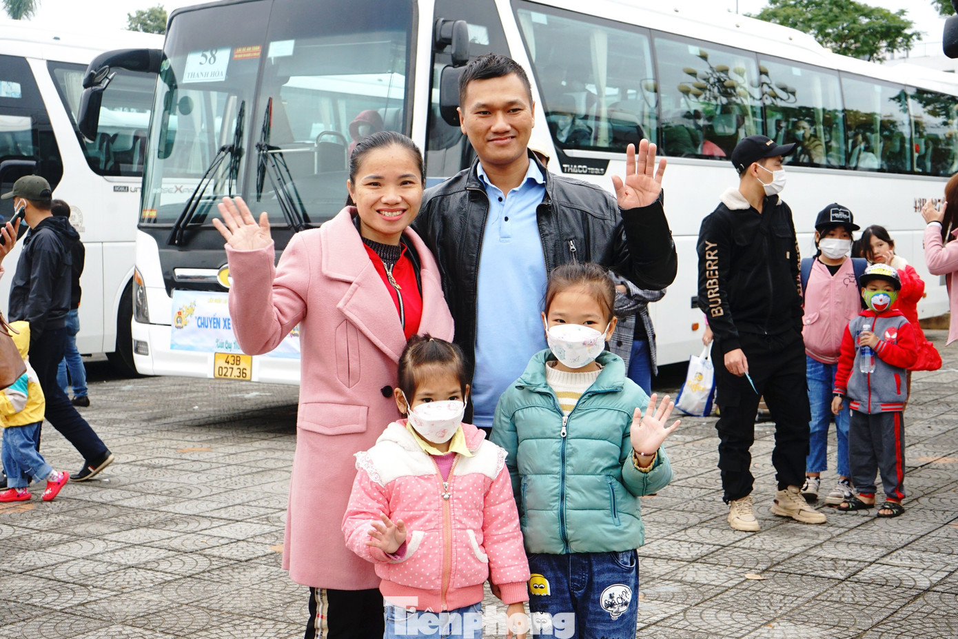 Đây cũng là năm thứ 4 gia đình chị Lê về quê đón Tết trên chuyến xe Công đoàn, có năm về ngoại ở Nghệ An, có năm về nội ở Bình Định. “Chuyến xe này rất ý nghĩa đối với những công nhân như chúng tôi. Đó là tình yêu thương và sự sẻ chia của cộng đồng với công nhân khó khăn, cũng đỡ đần một khoản tiền lớn cho công nhân trong dịp Tết”, chị Lê kể.